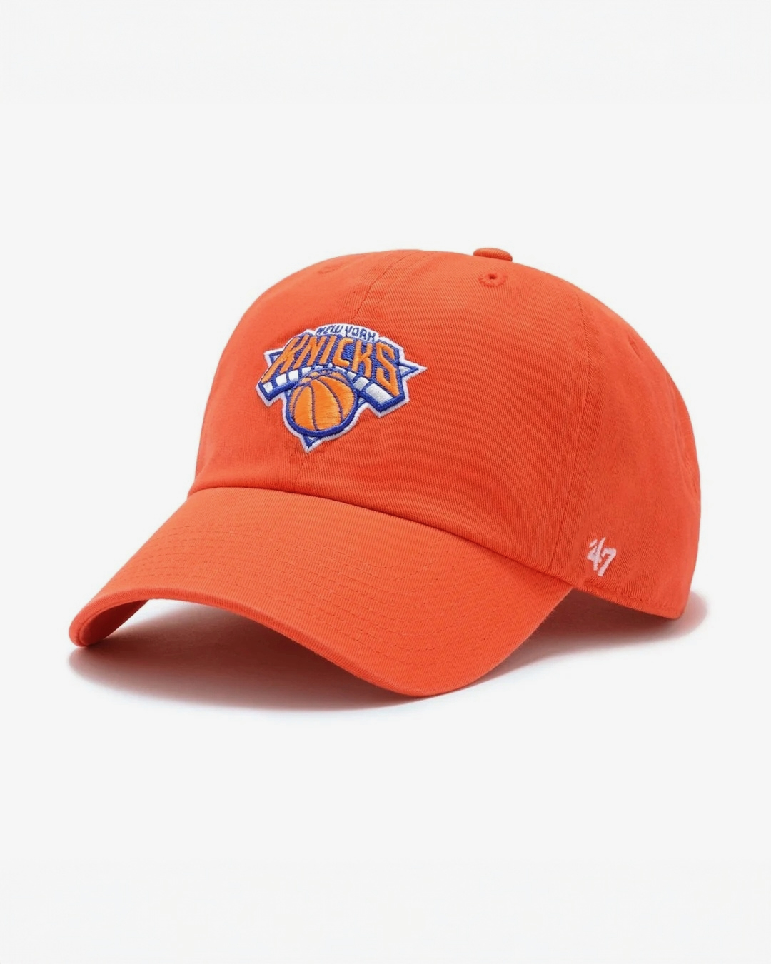 뉴욕 닉스 덕후 티모시🏀아이템 3
NBA 경기장에서 맨날 입는 자켓, 부츠, 볼캡☄️어디껍니까??

뉴욕 닉스 패션인데, 멋져 보이는 아이템 3가지를 소개합니다.

1. 스타터 뉴욕 닉스 자켓
블랙, 블루, 오렌지 컬러가 믹스된 빈티지 NBA 스타터 자켓을 입었습니다. 소매의 배색 포인트와 왼팔에 부착된 NBA 로고 패치가 존재감을 강조하며, 빈티지하면서도 농구 감성을 살린 스타일을 완성했습니다.

2. 뉴욕닉스 47 클린업 오렌지 볼캡⁠
47 브랜드의 뉴욕닉스 클린업 볼캡입니다. 프론트에 뉴욕닉스 로고가 자수로 새겨져 있으며, 전체적인 룩에 팬심을 더한 볼캡입니다.⁠
⁠
3. 팀버랜드 6인치 프리미엄 워터프루프 부츠⁠
팬츠 밑단을 덮는 내추럴한 핏으로 팀버랜드 부츠를 소화한 샬라메. 클래식한 컬러의 무드가 NBA 재킷과 조화를 이루어 전체적인 룩을 완성합니다.⁠ 이미지6