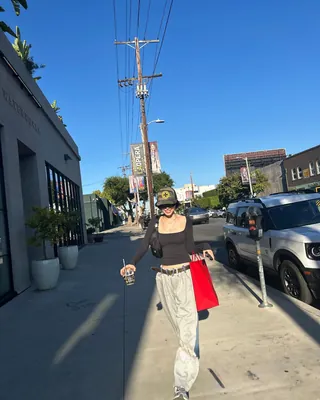 손나은이 선택한 ‘반전 팬츠’👖🌀
앞은 스웻팬츠, 뒤는 데님. 이 바지, 알고 보면 더 힙하다?
로스앤젤레스 일상 속 손나은의 반전팬츠가 화제입니다.
손나은은 블랙 스퀘어넥 탑과 와이드한 오버조깅 팬츠를 매치해 캐주얼하면서도 절제된 스타일링을 완성했습니다. 오버사이즈 벨트와 카모 패턴 캡으로 꾸안꾸 감성의 정석을 보여줍니다.
이 팬츠는 블레스(Bless)의 No 65 오버조깅 트랙팬츠로, 앞은 그레이 스웨트팬츠, 뒤는 리워크된 리바이스 데님으로 구성된 하이브리드 디자인입니다. 한 벌 안에 서로 다른 두 무드를 담아낸 이 팬츠는 스타일링에 위트를 더합니다.
블레스는 매 컬렉션을 N°00처럼 넘버링하며 발표하는 것이 특징으로, 예술적이고 실험적인 접근을 꾸준히 시도해온 브랜드입니다. 패션과 오브제, 공간을 넘나드는 이들의 디자인은 기존 규범을 유쾌하게 비트는 방식으로 전개됩니다. 이미지