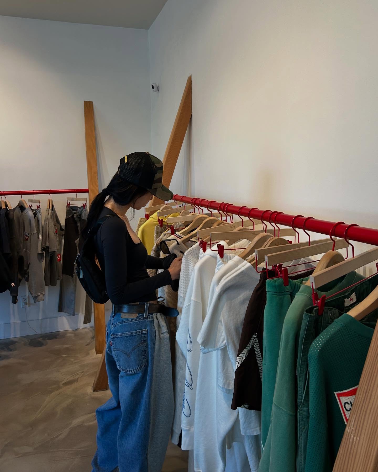 손나은이 선택한 ‘반전 팬츠’👖🌀
앞은 스웻팬츠, 뒤는 데님. 이 바지, 알고 보면 더 힙하다?

로스앤젤레스 일상 속 손나은의 반전팬츠가 화제입니다. 

손나은은 블랙 스퀘어넥 탑과 와이드한 오버조깅 팬츠를 매치해 캐주얼하면서도 절제된 스타일링을 완성했습니다. 오버사이즈 벨트와 카모 패턴 캡으로 꾸안꾸 감성의 정석을 보여줍니다.

이 팬츠는 블레스(Bless)의 No 65 오버조깅 트랙팬츠로, 앞은 그레이 스웨트팬츠, 뒤는 리워크된 리바이스 데님으로 구성된 하이브리드 디자인입니다. 한 벌 안에 서로 다른 두 무드를 담아낸 이 팬츠는 스타일링에 위트를 더합니다.

블레스는 매 컬렉션을 N°00처럼 넘버링하며 발표하는 것이 특징으로, 예술적이고 실험적인 접근을 꾸준히 시도해온 브랜드입니다. 패션과 오브제, 공간을 넘나드는 이들의 디자인은 기존 규범을 유쾌하게 비트는 방식으로 전개됩니다. 이미지4