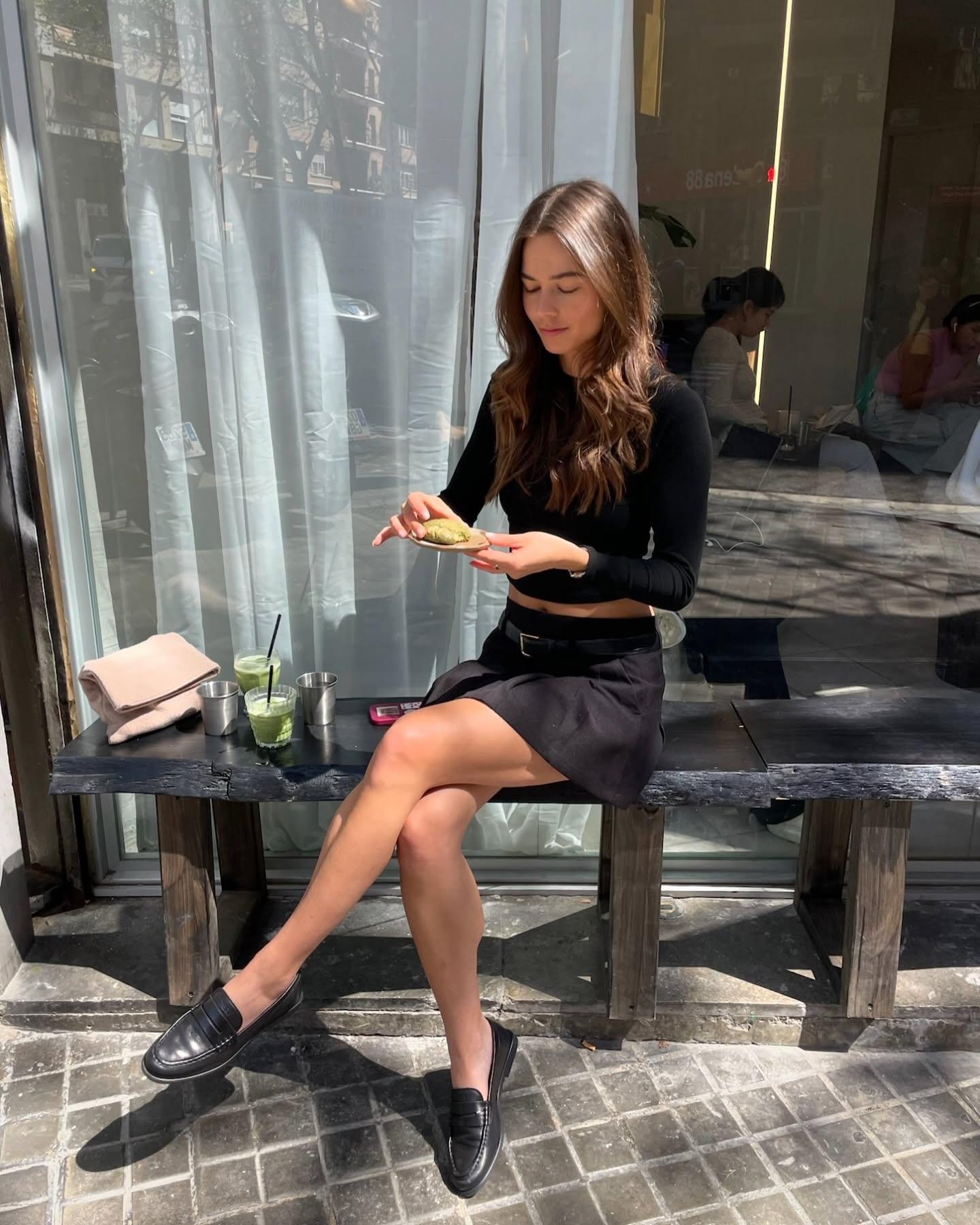 로퍼, 지금 부지런히 해야해요🖤 어디까지 어울릴 수 있을까?!👞🤵🏻‍♀️이렇게 2가지 하의 입어봐  간절기에 좋은, 로퍼에 어울리는 대표 하의 2가지를 소개합니다.  1. 미니스커트 블랙 플레어, 화이트 트위드, 립 니트 미니스커트까지 각기 다른 소재가 로퍼의 단정함을 은근히 풀어냅니다. 상의는 모두 티셔츠로 절제해, 하의 실루엣이 더욱 돋보이며 여유로운 세련됨을 표현합니다.  2. 버뮤다팬츠 블랙 하프 팬츠, 데님 버뮤다, 주름진 블랙 울 팬츠는 로퍼에 포멀한 느낌을 더합니다. 가벼운 긴팔티셔츠나 블라우스를 가볍게 매치하면 클래식과 캐주얼을 오가는 지금의 무드가 완성됩니다. 이미지