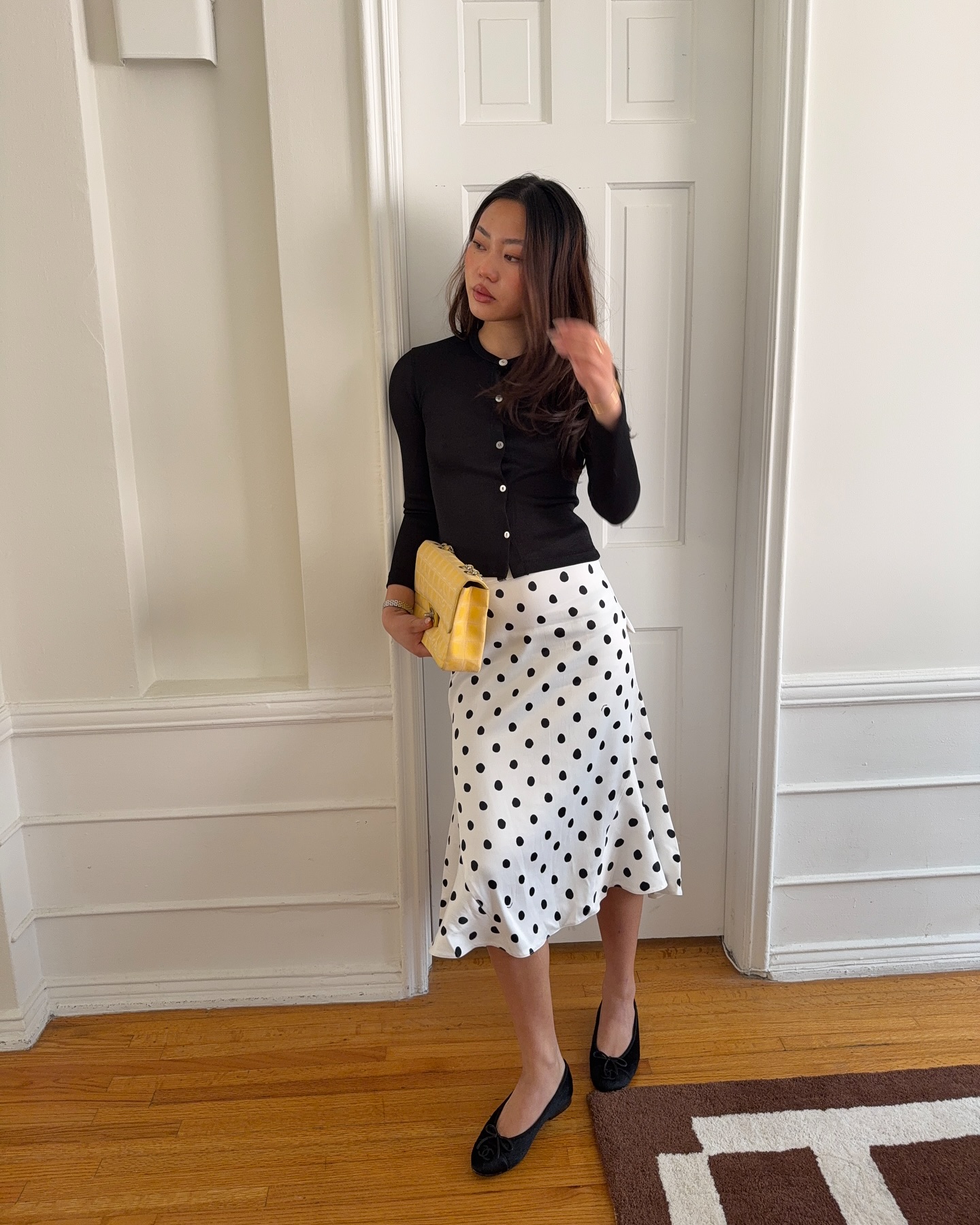 새롭게 등장한 책벌레 룩❓
요즘 패션 트렌드에서 자주 눈에 띄는 스타일, 바로 '라이브러리언 코어'입니다. 올드머니 룩과 프레피 룩이 결합된 이 스타일은 클래식한 무드를 기반으로 하면서도, 다양한 패턴과 디테일로 개성을 표현하는 것이 특징인데요.
빈티지 아이템, 톤온톤 스타일링, 스트라이프나 도트 패턴, 그리고 단정하면서도 우아한 미디스커트를 활용하면 라이브러리언 무드를 한층 더 완성도 있게 연출할 수 있어요. 여기에 책이나 안경처럼 지적인 분위기를 더해주는 소품을 매치하면 스타일에 감성을 더할 수 있답니다.
올여름엔 라이브러리언 스타일로, 클래식한 무드에 감성을 더해보세요.📚 이미지6