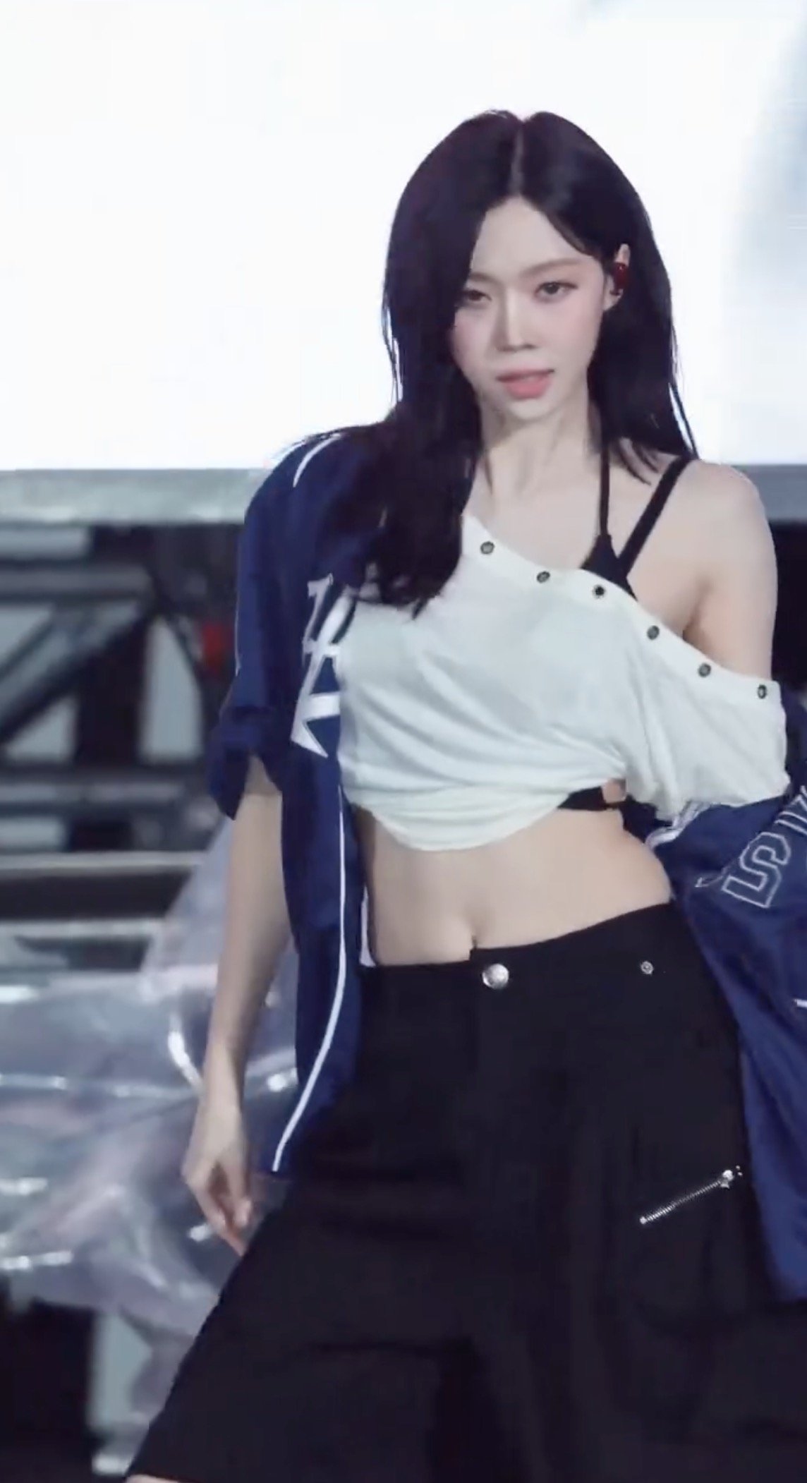 흑발로 돌아온 윈터 뉴 직캠🖤 이미지