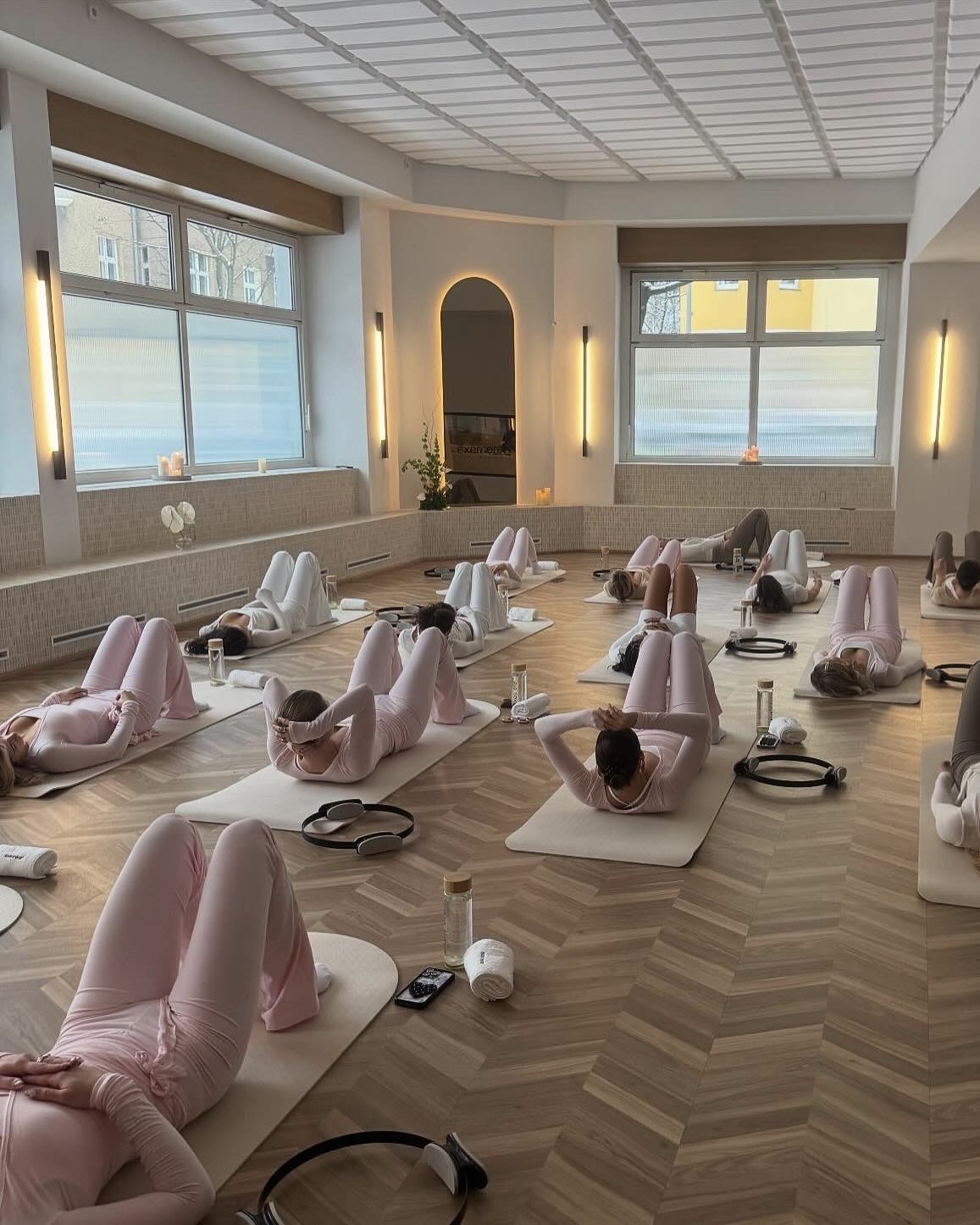 공주들이 주목하는 이 트렌드🧘‍♀️🎀

요즘 미국 Z세대 사이에서 큰 인기를 끌고 있는 트렌드, 바로 '핑크 필라테스 프린세스'입니다. 러블리한 핑크 트레이닝복을 입고 필라테스를 즐기며, 건강한 무드를 담은 셀카를 남기는 것이 이 트렌드의 포인트인데요.

웰니스와 결합되면서 단순한 패션을 넘어 자기관리와 라이프스타일 전반을 아우르는 문화로 자리잡고 있죠.

화사한 핑크 컬러만으로도 기분이 좋아지는 이 트렌드, 건강하고 예쁜 일상에 함께 동참해볼까요? 💖 이미지6