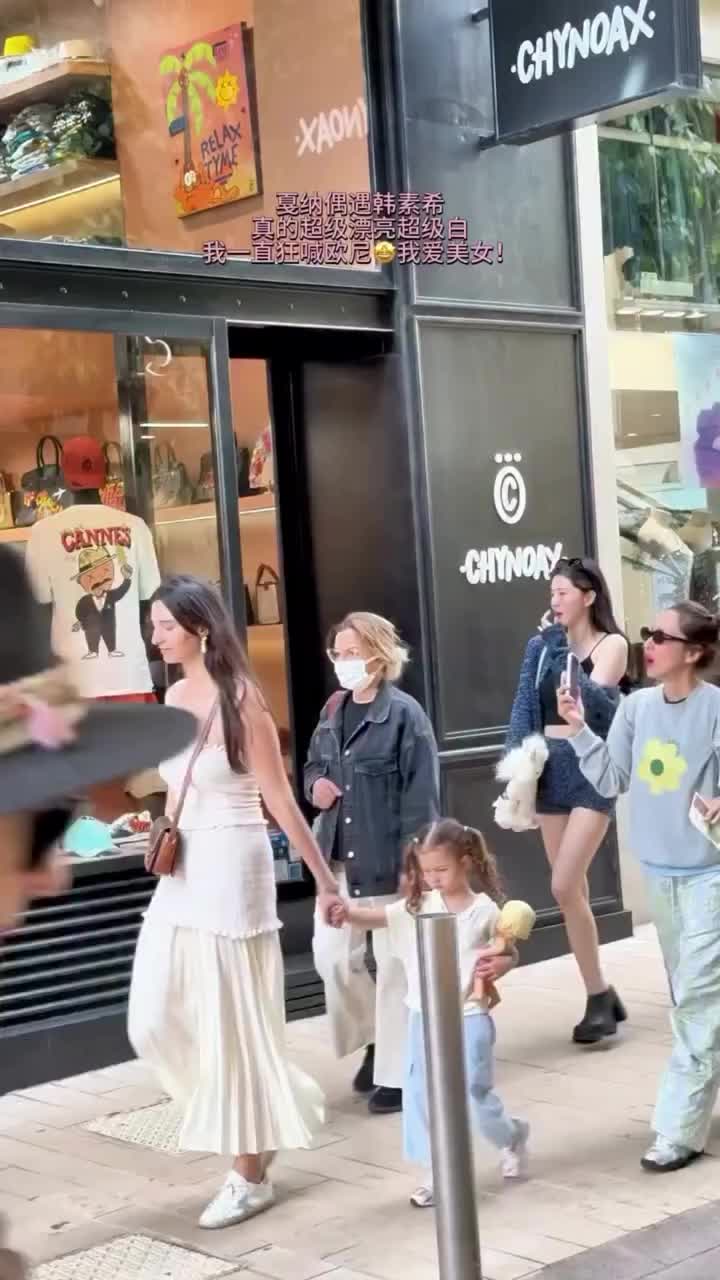칸에서 포착된 한소희💙🖤넘 예쁘셔 이미지