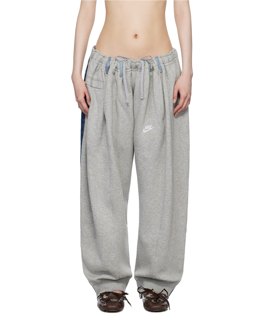 손나은이 선택한 ‘반전 팬츠’👖🌀
앞은 스웻팬츠, 뒤는 데님. 이 바지, 알고 보면 더 힙하다?

로스앤젤레스 일상 속 손나은의 반전팬츠가 화제입니다. 

손나은은 블랙 스퀘어넥 탑과 와이드한 오버조깅 팬츠를 매치해 캐주얼하면서도 절제된 스타일링을 완성했습니다. 오버사이즈 벨트와 카모 패턴 캡으로 꾸안꾸 감성의 정석을 보여줍니다.

이 팬츠는 블레스(Bless)의 No 65 오버조깅 트랙팬츠로, 앞은 그레이 스웨트팬츠, 뒤는 리워크된 리바이스 데님으로 구성된 하이브리드 디자인입니다. 한 벌 안에 서로 다른 두 무드를 담아낸 이 팬츠는 스타일링에 위트를 더합니다.

블레스는 매 컬렉션을 N°00처럼 넘버링하며 발표하는 것이 특징으로, 예술적이고 실험적인 접근을 꾸준히 시도해온 브랜드입니다. 패션과 오브제, 공간을 넘나드는 이들의 디자인은 기존 규범을 유쾌하게 비트는 방식으로 전개됩니다. 이미지8