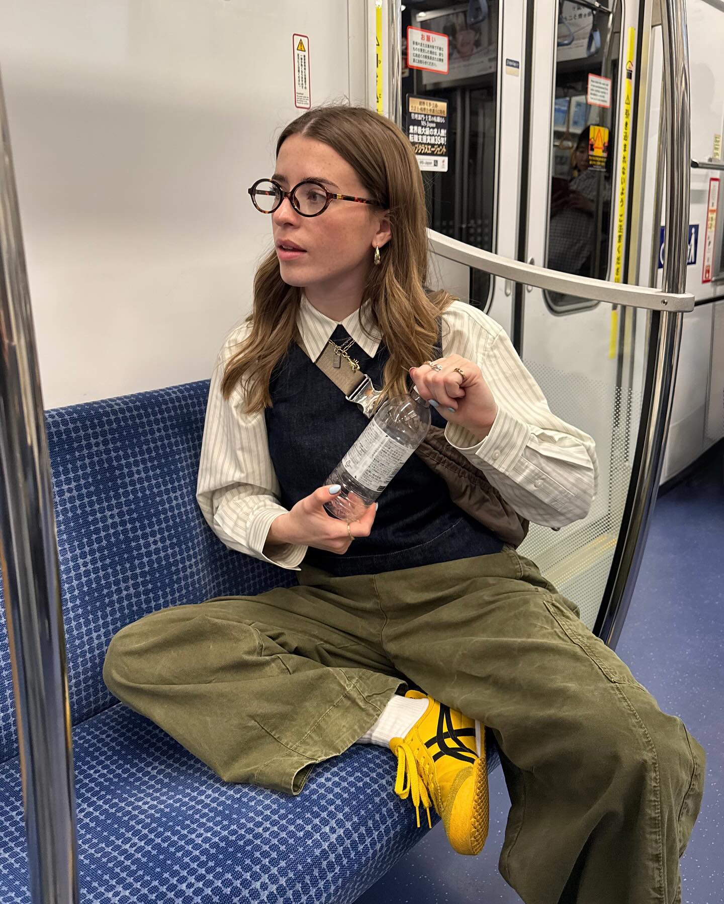 새롭게 등장한 책벌레 룩❓
요즘 패션 트렌드에서 자주 눈에 띄는 스타일, 바로 '라이브러리언 코어'입니다. 올드머니 룩과 프레피 룩이 결합된 이 스타일은 클래식한 무드를 기반으로 하면서도, 다양한 패턴과 디테일로 개성을 표현하는 것이 특징인데요.
빈티지 아이템, 톤온톤 스타일링, 스트라이프나 도트 패턴, 그리고 단정하면서도 우아한 미디스커트를 활용하면 라이브러리언 무드를 한층 더 완성도 있게 연출할 수 있어요. 여기에 책이나 안경처럼 지적인 분위기를 더해주는 소품을 매치하면 스타일에 감성을 더할 수 있답니다.
올여름엔 라이브러리언 스타일로, 클래식한 무드에 감성을 더해보세요.📚 이미지8