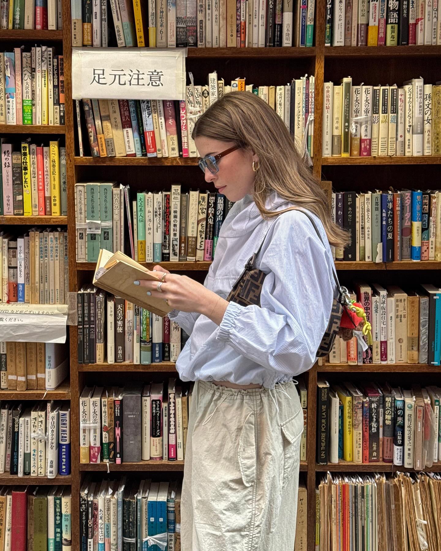 새롭게 등장한 책벌레 룩❓
요즘 패션 트렌드에서 자주 눈에 띄는 스타일, 바로 '라이브러리언 코어'입니다. 올드머니 룩과 프레피 룩이 결합된 이 스타일은 클래식한 무드를 기반으로 하면서도, 다양한 패턴과 디테일로 개성을 표현하는 것이 특징인데요.
빈티지 아이템, 톤온톤 스타일링, 스트라이프나 도트 패턴, 그리고 단정하면서도 우아한 미디스커트를 활용하면 라이브러리언 무드를 한층 더 완성도 있게 연출할 수 있어요. 여기에 책이나 안경처럼 지적인 분위기를 더해주는 소품을 매치하면 스타일에 감성을 더할 수 있답니다.
올여름엔 라이브러리언 스타일로, 클래식한 무드에 감성을 더해보세요.📚 이미지2