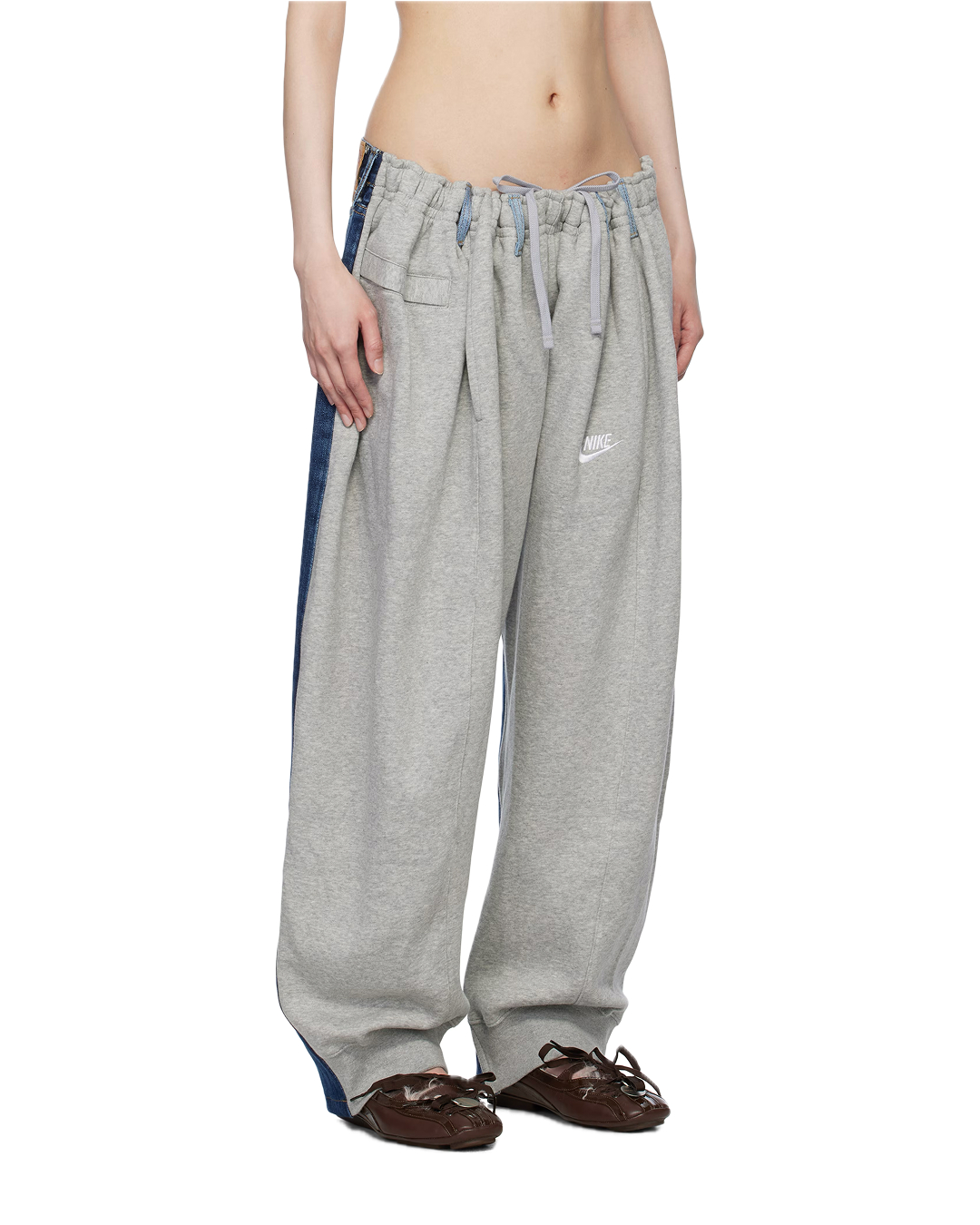손나은이 선택한 ‘반전 팬츠’👖🌀
앞은 스웻팬츠, 뒤는 데님. 이 바지, 알고 보면 더 힙하다?

로스앤젤레스 일상 속 손나은의 반전팬츠가 화제입니다. 

손나은은 블랙 스퀘어넥 탑과 와이드한 오버조깅 팬츠를 매치해 캐주얼하면서도 절제된 스타일링을 완성했습니다. 오버사이즈 벨트와 카모 패턴 캡으로 꾸안꾸 감성의 정석을 보여줍니다.

이 팬츠는 블레스(Bless)의 No 65 오버조깅 트랙팬츠로, 앞은 그레이 스웨트팬츠, 뒤는 리워크된 리바이스 데님으로 구성된 하이브리드 디자인입니다. 한 벌 안에 서로 다른 두 무드를 담아낸 이 팬츠는 스타일링에 위트를 더합니다.

블레스는 매 컬렉션을 N°00처럼 넘버링하며 발표하는 것이 특징으로, 예술적이고 실험적인 접근을 꾸준히 시도해온 브랜드입니다. 패션과 오브제, 공간을 넘나드는 이들의 디자인은 기존 규범을 유쾌하게 비트는 방식으로 전개됩니다. 이미지9