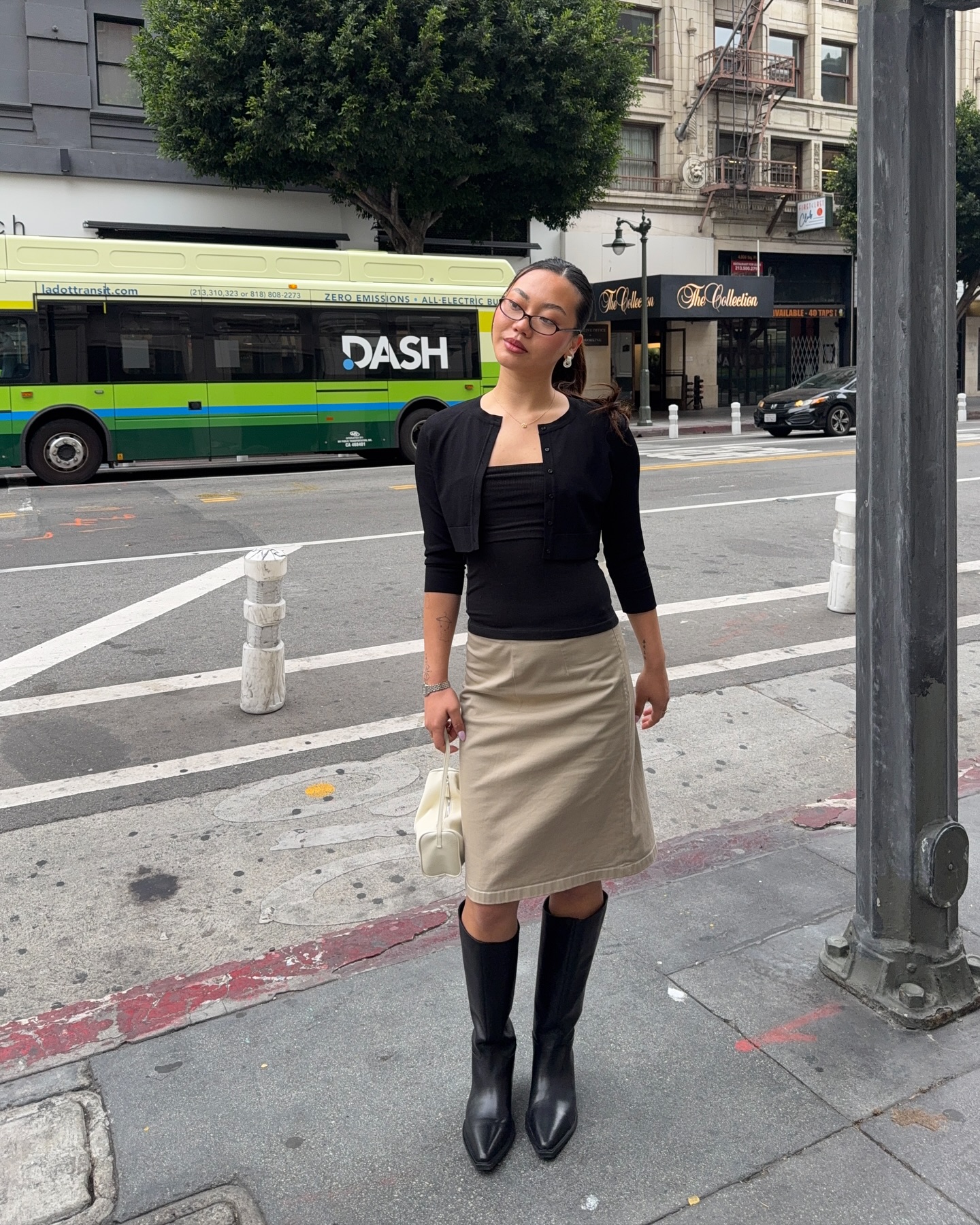 새롭게 등장한 책벌레 룩❓
요즘 패션 트렌드에서 자주 눈에 띄는 스타일, 바로 '라이브러리언 코어'입니다. 올드머니 룩과 프레피 룩이 결합된 이 스타일은 클래식한 무드를 기반으로 하면서도, 다양한 패턴과 디테일로 개성을 표현하는 것이 특징인데요.
빈티지 아이템, 톤온톤 스타일링, 스트라이프나 도트 패턴, 그리고 단정하면서도 우아한 미디스커트를 활용하면 라이브러리언 무드를 한층 더 완성도 있게 연출할 수 있어요. 여기에 책이나 안경처럼 지적인 분위기를 더해주는 소품을 매치하면 스타일에 감성을 더할 수 있답니다.
올여름엔 라이브러리언 스타일로, 클래식한 무드에 감성을 더해보세요.📚 이미지3