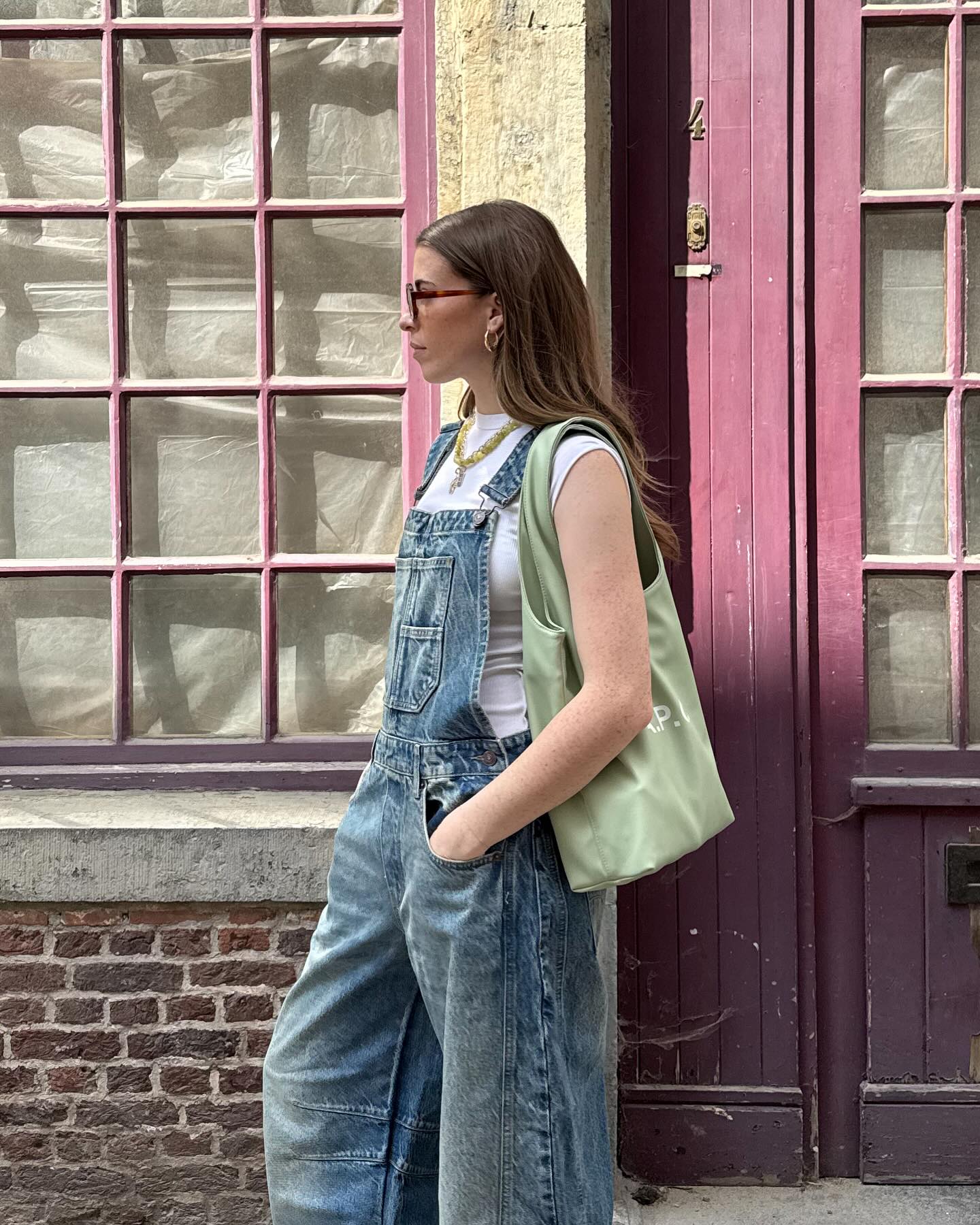 새롭게 등장한 책벌레 룩❓
요즘 패션 트렌드에서 자주 눈에 띄는 스타일, 바로 '라이브러리언 코어'입니다. 올드머니 룩과 프레피 룩이 결합된 이 스타일은 클래식한 무드를 기반으로 하면서도, 다양한 패턴과 디테일로 개성을 표현하는 것이 특징인데요.
빈티지 아이템, 톤온톤 스타일링, 스트라이프나 도트 패턴, 그리고 단정하면서도 우아한 미디스커트를 활용하면 라이브러리언 무드를 한층 더 완성도 있게 연출할 수 있어요. 여기에 책이나 안경처럼 지적인 분위기를 더해주는 소품을 매치하면 스타일에 감성을 더할 수 있답니다.
올여름엔 라이브러리언 스타일로, 클래식한 무드에 감성을 더해보세요.📚 이미지4