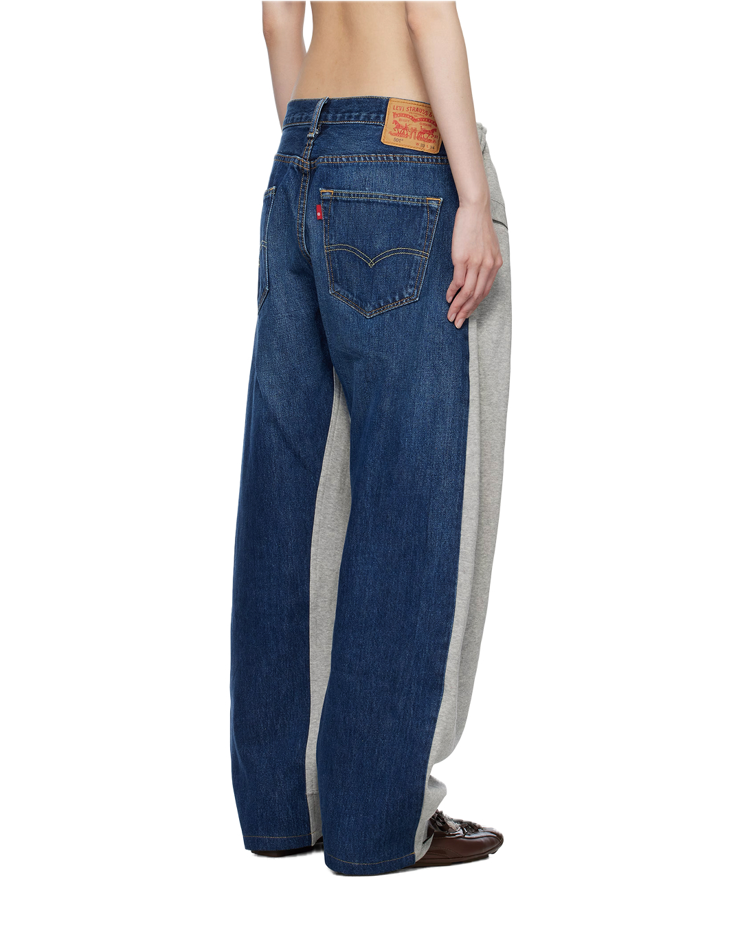 손나은이 선택한 ‘반전 팬츠’👖🌀
앞은 스웻팬츠, 뒤는 데님. 이 바지, 알고 보면 더 힙하다?

로스앤젤레스 일상 속 손나은의 반전팬츠가 화제입니다. 

손나은은 블랙 스퀘어넥 탑과 와이드한 오버조깅 팬츠를 매치해 캐주얼하면서도 절제된 스타일링을 완성했습니다. 오버사이즈 벨트와 카모 패턴 캡으로 꾸안꾸 감성의 정석을 보여줍니다.

이 팬츠는 블레스(Bless)의 No 65 오버조깅 트랙팬츠로, 앞은 그레이 스웨트팬츠, 뒤는 리워크된 리바이스 데님으로 구성된 하이브리드 디자인입니다. 한 벌 안에 서로 다른 두 무드를 담아낸 이 팬츠는 스타일링에 위트를 더합니다.

블레스는 매 컬렉션을 N°00처럼 넘버링하며 발표하는 것이 특징으로, 예술적이고 실험적인 접근을 꾸준히 시도해온 브랜드입니다. 패션과 오브제, 공간을 넘나드는 이들의 디자인은 기존 규범을 유쾌하게 비트는 방식으로 전개됩니다. 이미지10