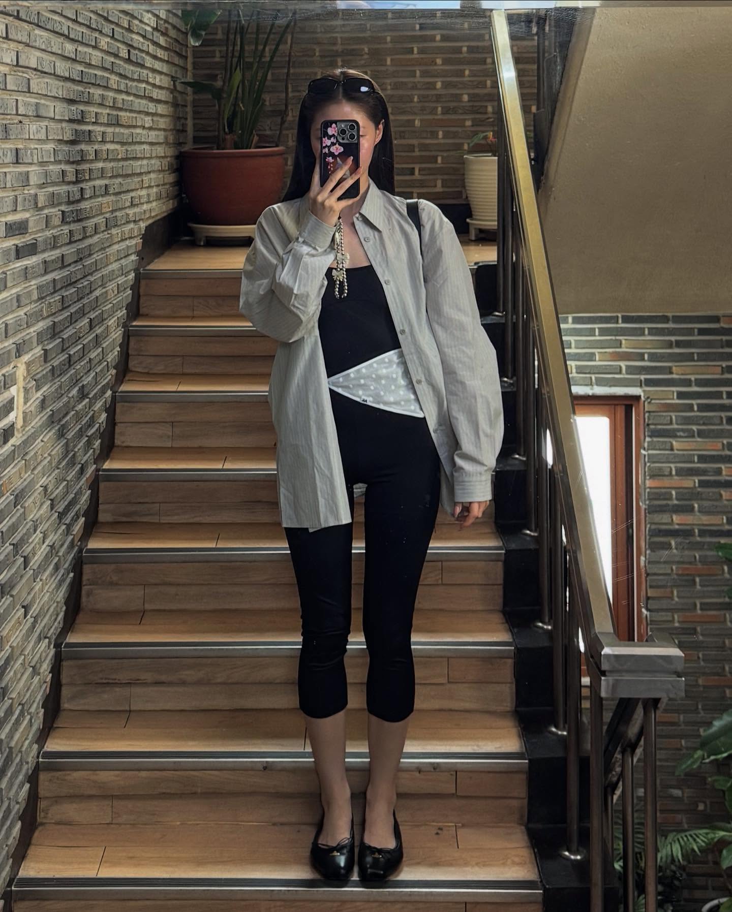 패피들의 애정템🖤카프리 팬츠
슬림한 라인으로 완성하는 미니멀 무드✔️ 이미지