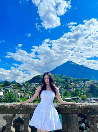 서현표 청순코디 보고가세요💙🤍
흰색 미니원피스와 운동화로 완성한 알프스 감성 청순룩
서현이 스위스에서 순백의 매력을 담은 청순한 여름 스타일링을 선보였습니다.
서현은 자라(ZARA)의 볼륨감 있는 화이트 미니 원피스를 착용해 자연과 하나 된 듯한 청초한 분위기를 연출했습니다. 허리 라인을 강조한 실루엣과 스모크 디테일이 어우러져 로맨틱하면서도 소녀스러운 무드를 자아냅니다.
특히 뉴발란스(New Balance) 1906 스니커즈와의 믹스 매치는 스타일과 실용성을 동시에 잡은 포인트였습니다. 캐주얼한 스니커즈가 화이트 드레스의 여성스러움을 적절히 눌러주며, 여행지에서도 편안하게 움직일 수 있는 실용적인 스타일링으로 완성됐습니다. 이미지