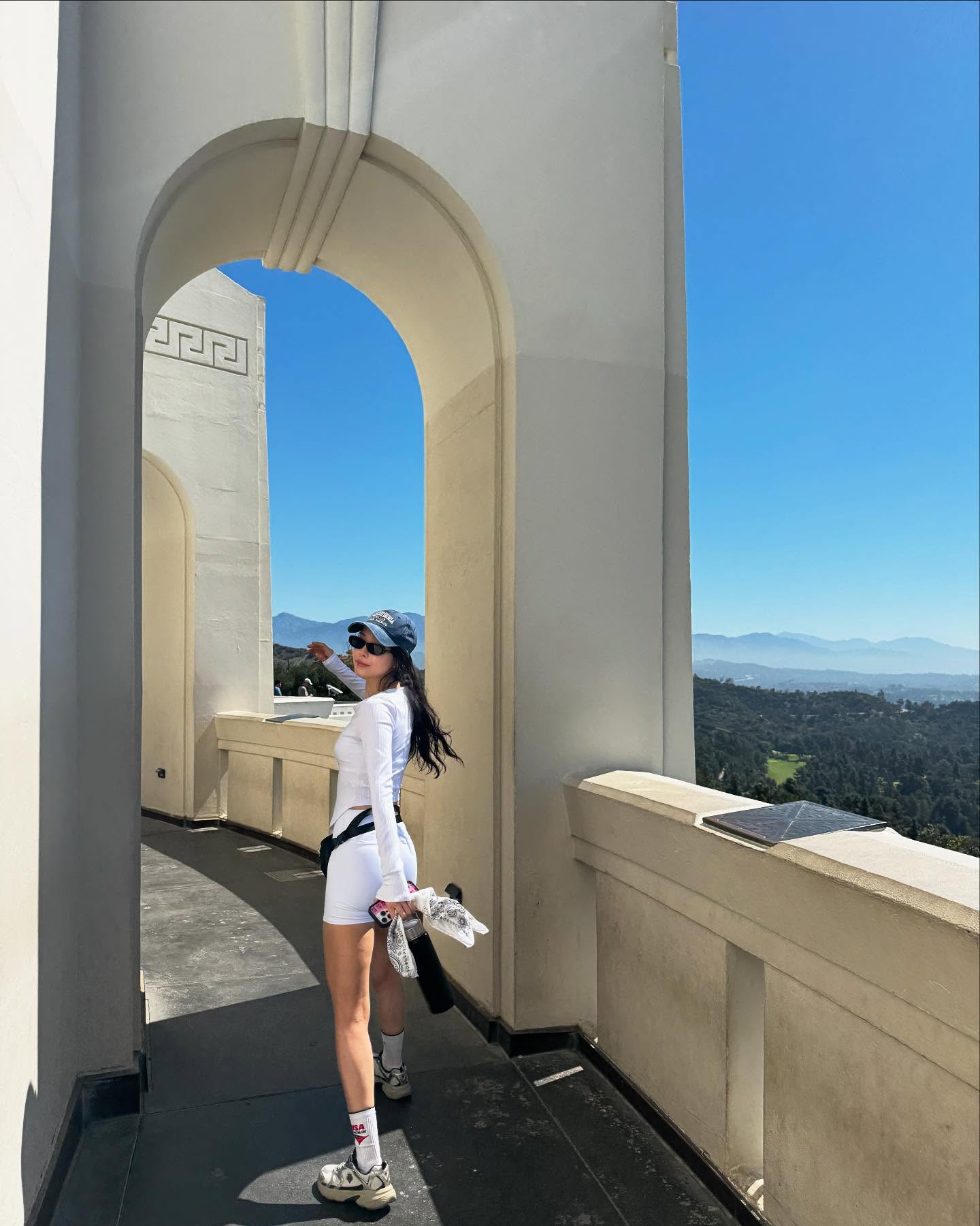 본새나는 손나은의 애슬레저룩✨
평소 편안하면서도 감각적인 스타일링을 선보이는 손나은. 특히 다양한 액세서리를 활용해, 애슬레저룩에 세련된 ‘한 끗 차이’를 더해주는데요.
첫 번째 포인트는 레깅스, 바이커 쇼츠, 트레이닝 팬츠 등 운동복을 믹스매치한 룩입니다. 실용적이면서도 바디라인이 돋보이는 스타일로, 손나은만의 감각이 잘 드러납니다.
두 번째는 액세서리의 디테일한 활용인데요. 사진 속 그녀는 헤어밴드와 선글라스는 물론, 반다나 손수건까지 다채롭게 연출합니다. 손목에 가볍게 묶거나, 자외선을 차단하기 위해 얼굴을 감싸거나, 목에 두르는 등 하나의 아이템으로 여러 스타일을 만들어내는 센스를 보여주죠.
한 가지 소품으로 다양한 무드를 완성하는 손나은의 사복 코디, 다가오는 시즌, 참고해서 스타일 지수를 업그레이드해보는 건 어떨까요?🩵 이미지10