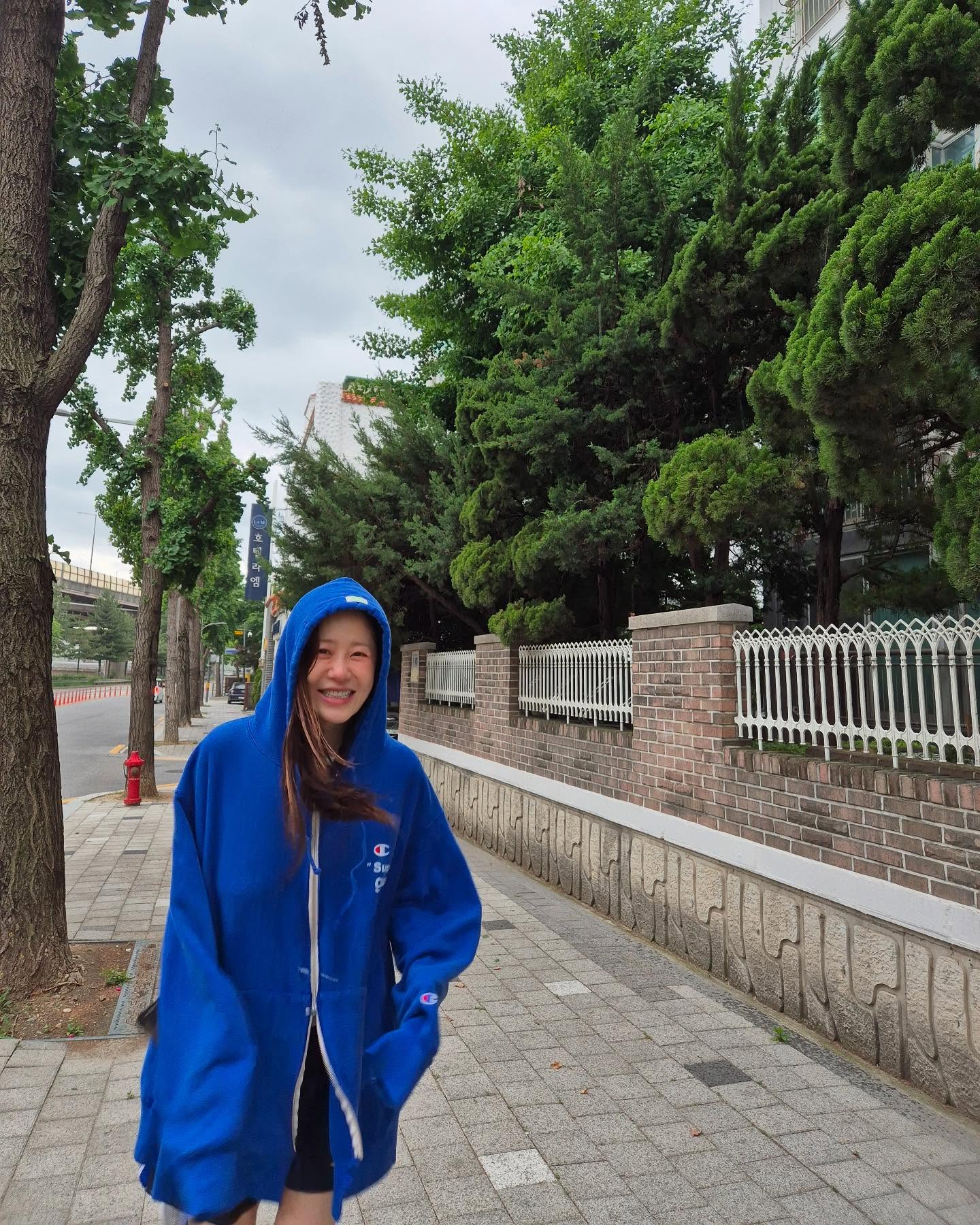 MZ보다 힙한💙고현정 데일리룩

빈티지 아이템부터 롱삭스까지, 고현정은 멋스러움이 묻어나는 꾸안꾸 룩을 완성했는데요. 과연 그녀의 스타일을 완성한 아이템은 무엇일지, 지금부터 함께 살펴볼게요.✔️

1. 빈티지 샵 glue
- 빈티지 챔피온 후드집업에 레터링을 입힌 리디자인 아이템.

2. 웨일스 보너 x 아디다스 오리지널스
- 크로셰 백 / 19만 9천 원

3. 뉴발란스(NEW BALANCE)
- 530 MR530SC, 실버 / 12만 9천 원 이미지2