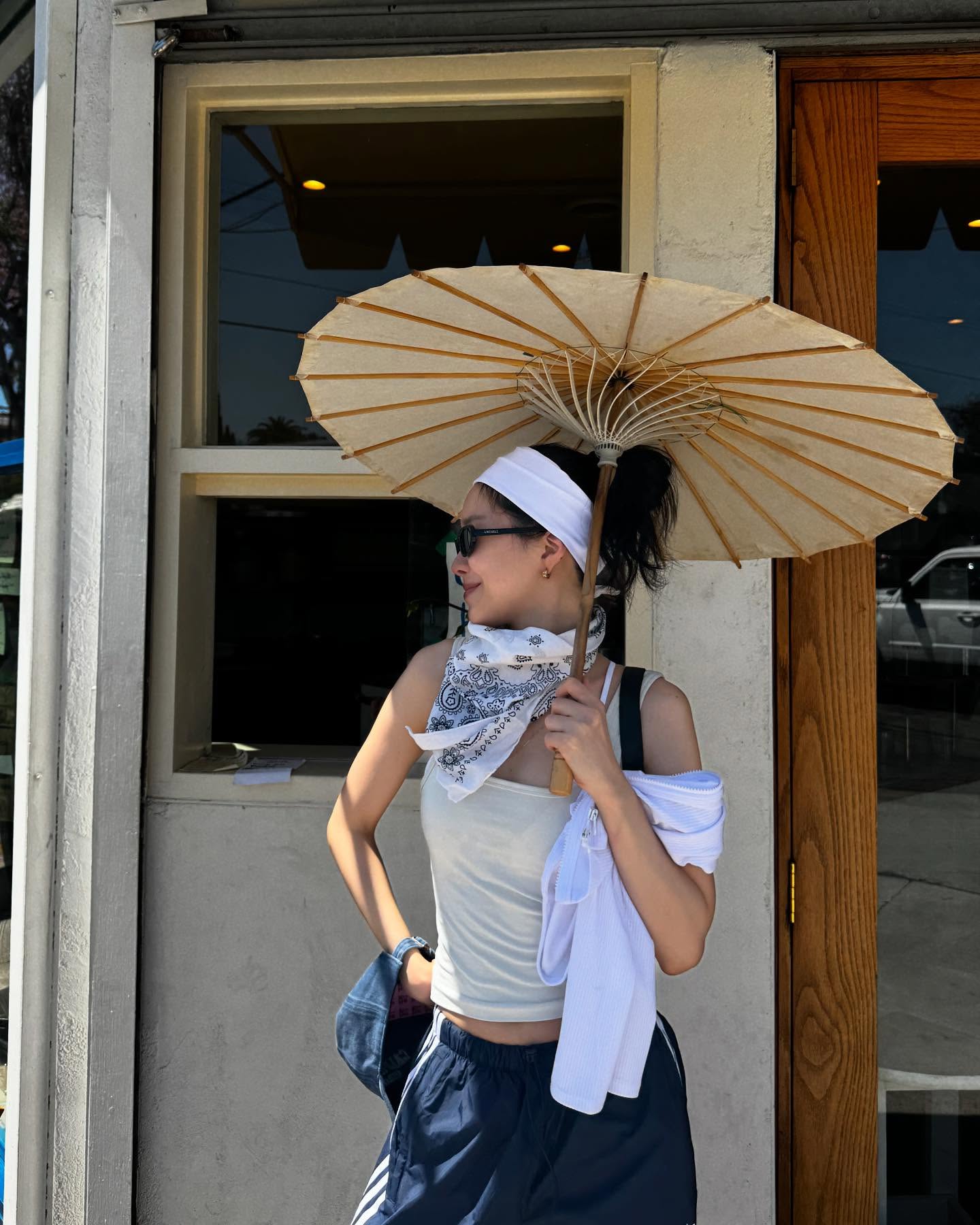 본새나는 손나은의 애슬레저룩✨
평소 편안하면서도 감각적인 스타일링을 선보이는 손나은. 특히 다양한 액세서리를 활용해, 애슬레저룩에 세련된 ‘한 끗 차이’를 더해주는데요.
첫 번째 포인트는 레깅스, 바이커 쇼츠, 트레이닝 팬츠 등 운동복을 믹스매치한 룩입니다. 실용적이면서도 바디라인이 돋보이는 스타일로, 손나은만의 감각이 잘 드러납니다.
두 번째는 액세서리의 디테일한 활용인데요. 사진 속 그녀는 헤어밴드와 선글라스는 물론, 반다나 손수건까지 다채롭게 연출합니다. 손목에 가볍게 묶거나, 자외선을 차단하기 위해 얼굴을 감싸거나, 목에 두르는 등 하나의 아이템으로 여러 스타일을 만들어내는 센스를 보여주죠.
한 가지 소품으로 다양한 무드를 완성하는 손나은의 사복 코디, 다가오는 시즌, 참고해서 스타일 지수를 업그레이드해보는 건 어떨까요?🩵 이미지3