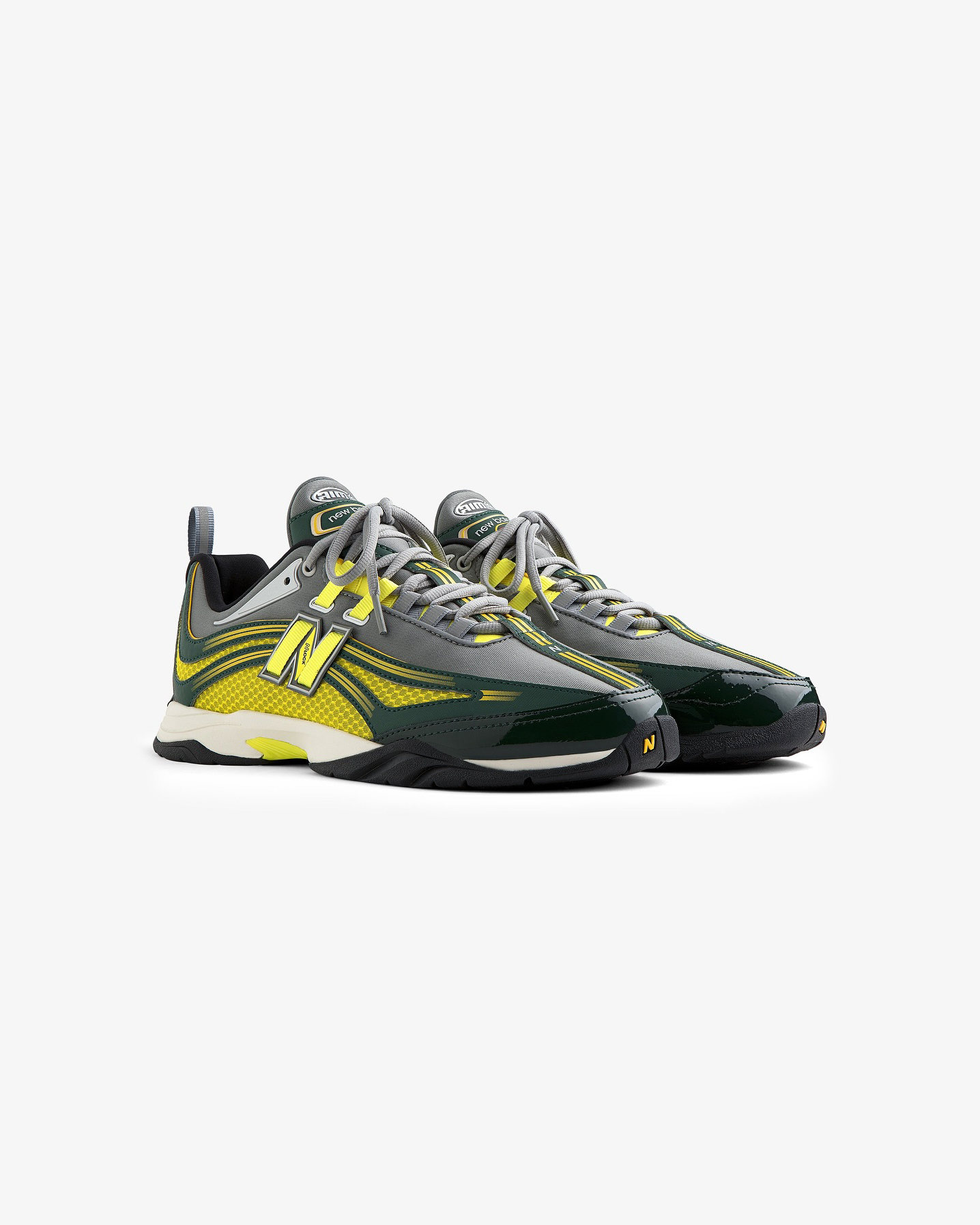 에메레온도르 x 뉴발란스 RC56 출시👟

에메레온도르와 뉴발란스가 다시 손을 잡고 2000년대 초반 크로스컨트리 러닝화를 현대적으로 재해석한 RC56 컬렉션을 출시합니다.

총 세 가지 컬러로 네이비, 페이스틴, 네온/그레이 색상으로 구성되어 있으며 모두 메시와 천공 가죽, 그리고 합성소재 디테일이 혼합된 디자인이 특징입니다.

5월 22일 오후 12시 59분까지 aimeleondore.com 에서 응모 가능합니다. 이미지8