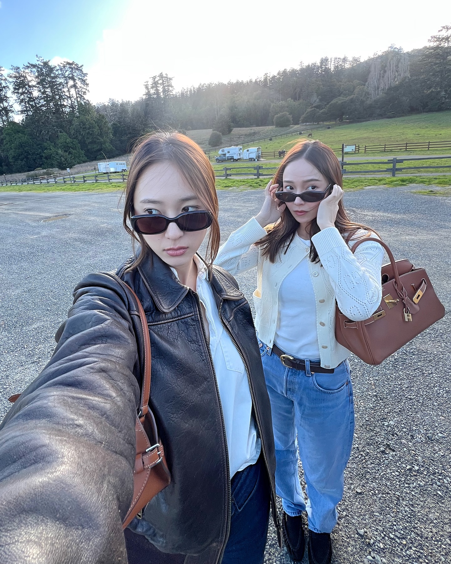 정자매 미니 숄더백 2가지🤎🤍
일상룩에서 따라하기 좋은 미니백 스타일링👜언니 정보 뭐에요?!

정자매가 참고하기 좋은 미니 숄더백 스타일링을 소개합니다.

1. 크리스탈, 랄프 카프스킨 스몰 숄더백
2025 스프링 컬렉션에서 첫선을 보인 랄프 로렌의 미니백은 송아지 가죽과 메탈 플레이트, 조절형 탭 등 섬세한 디테일이 돋보입니다. 크리스탈은 이 정제된 백을 블랙 가죽 재킷과 매치해 도시적인 무드를 연출하며, 간결하면서도 강렬한 봄날의 스타일을 완성합니다.

2. 제시카, 알라이아 르 테켈 스몰 백
알라이아의 ‘르 테켈 백’은 시그니처 롱 핸들과 더블 지퍼, 거울 디테일이 더해진 스몰 보스턴백으로, 긴 실루엣이 우아함을 더합니다. 제시카는 이 백을 그레이 가디건과 데님, 블랙 재킷에 매치해 부드럽고 단정한 간절기 무드를 자연스럽게 표현했습니다. 이미지3