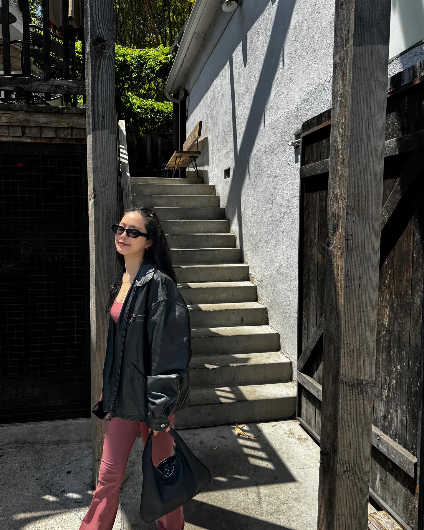 본새나는 손나은의 애슬레저룩✨
평소 편안하면서도 감각적인 스타일링을 선보이는 손나은. 특히 다양한 액세서리를 활용해, 애슬레저룩에 세련된 ‘한 끗 차이’를 더해주는데요.
첫 번째 포인트는 레깅스, 바이커 쇼츠, 트레이닝 팬츠 등 운동복을 믹스매치한 룩입니다. 실용적이면서도 바디라인이 돋보이는 스타일로, 손나은만의 감각이 잘 드러납니다.
두 번째는 액세서리의 디테일한 활용인데요. 사진 속 그녀는 헤어밴드와 선글라스는 물론, 반다나 손수건까지 다채롭게 연출합니다. 손목에 가볍게 묶거나, 자외선을 차단하기 위해 얼굴을 감싸거나, 목에 두르는 등 하나의 아이템으로 여러 스타일을 만들어내는 센스를 보여주죠.
한 가지 소품으로 다양한 무드를 완성하는 손나은의 사복 코디, 다가오는 시즌, 참고해서 스타일 지수를 업그레이드해보는 건 어떨까요?🩵 이미지6