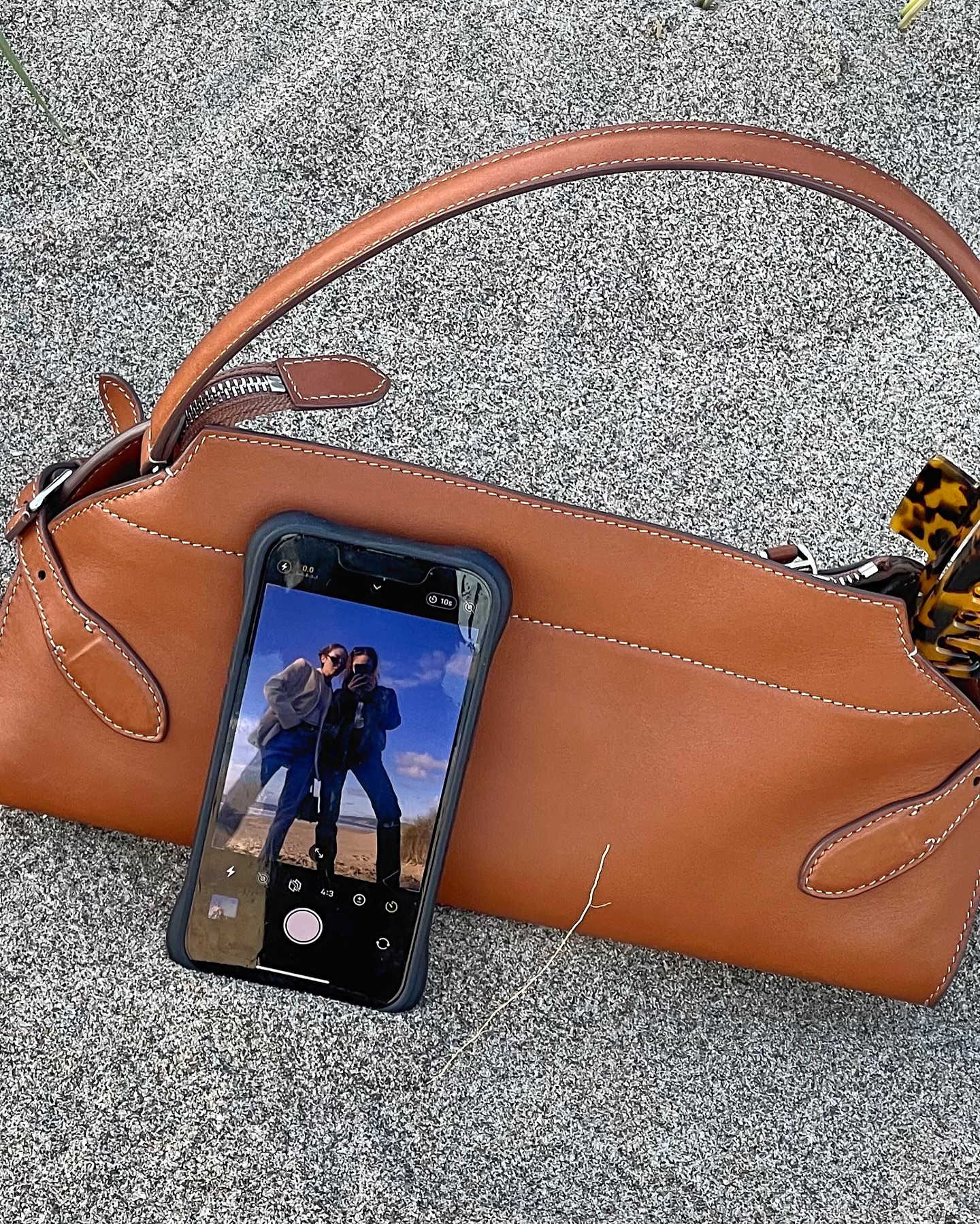 정자매 미니 숄더백 2가지🤎🤍
일상룩에서 따라하기 좋은 미니백 스타일링👜언니 정보 뭐에요?!

정자매가 참고하기 좋은 미니 숄더백 스타일링을 소개합니다.

1. 크리스탈, 랄프 카프스킨 스몰 숄더백
2025 스프링 컬렉션에서 첫선을 보인 랄프 로렌의 미니백은 송아지 가죽과 메탈 플레이트, 조절형 탭 등 섬세한 디테일이 돋보입니다. 크리스탈은 이 정제된 백을 블랙 가죽 재킷과 매치해 도시적인 무드를 연출하며, 간결하면서도 강렬한 봄날의 스타일을 완성합니다.

2. 제시카, 알라이아 르 테켈 스몰 백
알라이아의 ‘르 테켈 백’은 시그니처 롱 핸들과 더블 지퍼, 거울 디테일이 더해진 스몰 보스턴백으로, 긴 실루엣이 우아함을 더합니다. 제시카는 이 백을 그레이 가디건과 데님, 블랙 재킷에 매치해 부드럽고 단정한 간절기 무드를 자연스럽게 표현했습니다. 이미지4