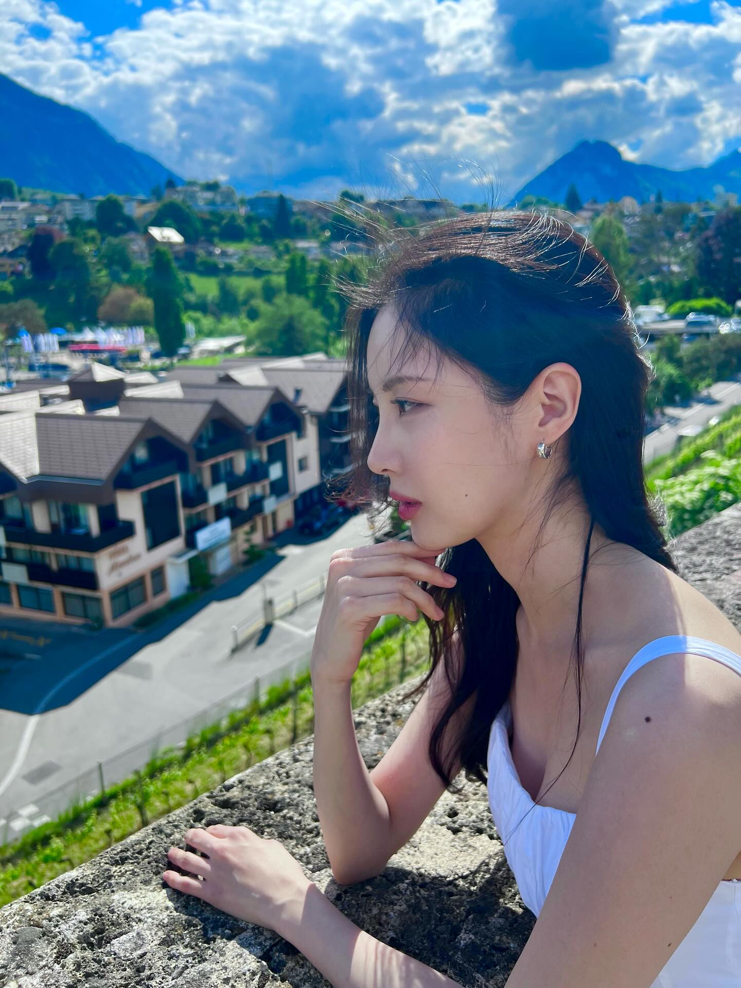 서현표 청순코디 보고가세요💙🤍
흰색 미니원피스와 운동화로 완성한 알프스 감성 청순룩

서현이 스위스에서 순백의 매력을 담은 청순한 여름 스타일링을 선보였습니다.

서현은 자라(ZARA)의 볼륨감 있는 화이트 미니 원피스를 착용해 자연과 하나 된 듯한 청초한 분위기를 연출했습니다. 허리 라인을 강조한 실루엣과 스모크 디테일이 어우러져 로맨틱하면서도 소녀스러운 무드를 자아냅니다.

특히 뉴발란스(New Balance) 1906 스니커즈와의 믹스 매치는 스타일과 실용성을 동시에 잡은 포인트였습니다. 캐주얼한 스니커즈가 화이트 드레스의 여성스러움을 적절히 눌러주며, 여행지에서도 편안하게 움직일 수 있는 실용적인 스타일링으로 완성됐습니다. 이미지6