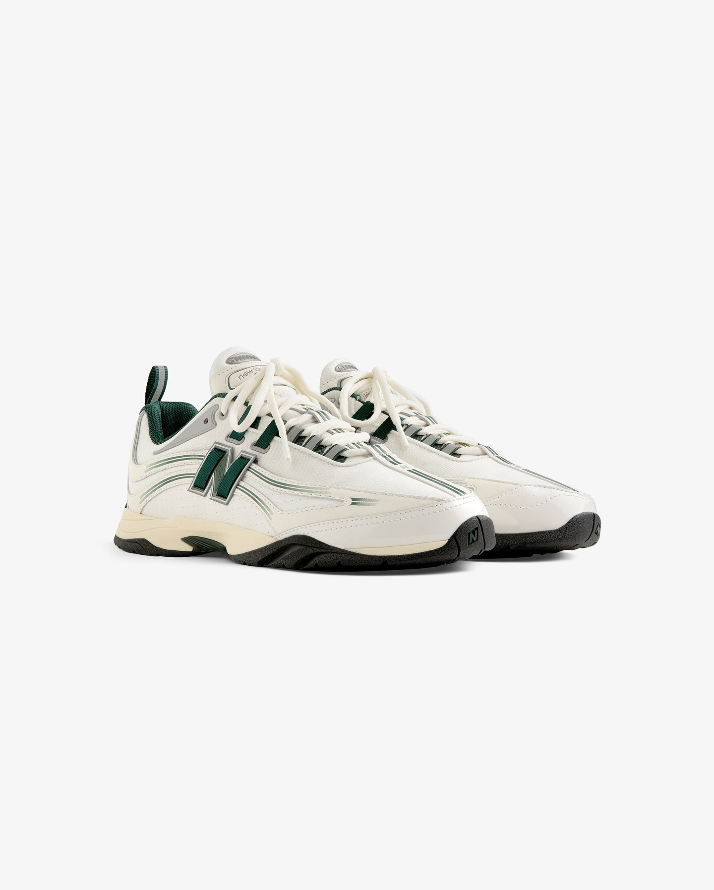 에메레온도르 x 뉴발란스 RC56 출시👟

에메레온도르와 뉴발란스가 다시 손을 잡고 2000년대 초반 크로스컨트리 러닝화를 현대적으로 재해석한 RC56 컬렉션을 출시합니다.

총 세 가지 컬러로 네이비, 페이스틴, 네온/그레이 색상으로 구성되어 있으며 모두 메시와 천공 가죽, 그리고 합성소재 디테일이 혼합된 디자인이 특징입니다.

5월 22일 오후 12시 59분까지 aimeleondore.com 에서 응모 가능합니다. 이미지7