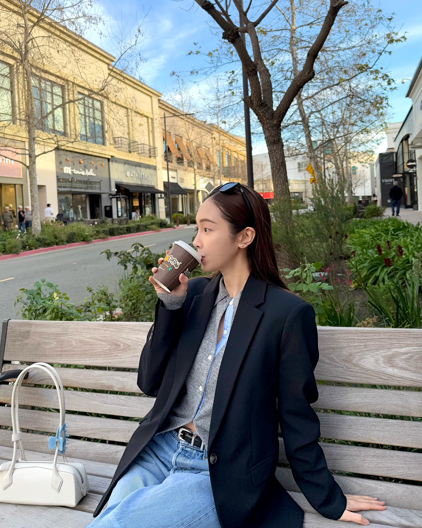 정자매 미니 숄더백 2가지🤎🤍
일상룩에서 따라하기 좋은 미니백 스타일링👜언니 정보 뭐에요?!

정자매가 참고하기 좋은 미니 숄더백 스타일링을 소개합니다.

1. 크리스탈, 랄프 카프스킨 스몰 숄더백
2025 스프링 컬렉션에서 첫선을 보인 랄프 로렌의 미니백은 송아지 가죽과 메탈 플레이트, 조절형 탭 등 섬세한 디테일이 돋보입니다. 크리스탈은 이 정제된 백을 블랙 가죽 재킷과 매치해 도시적인 무드를 연출하며, 간결하면서도 강렬한 봄날의 스타일을 완성합니다.

2. 제시카, 알라이아 르 테켈 스몰 백
알라이아의 ‘르 테켈 백’은 시그니처 롱 핸들과 더블 지퍼, 거울 디테일이 더해진 스몰 보스턴백으로, 긴 실루엣이 우아함을 더합니다. 제시카는 이 백을 그레이 가디건과 데님, 블랙 재킷에 매치해 부드럽고 단정한 간절기 무드를 자연스럽게 표현했습니다. 이미지9