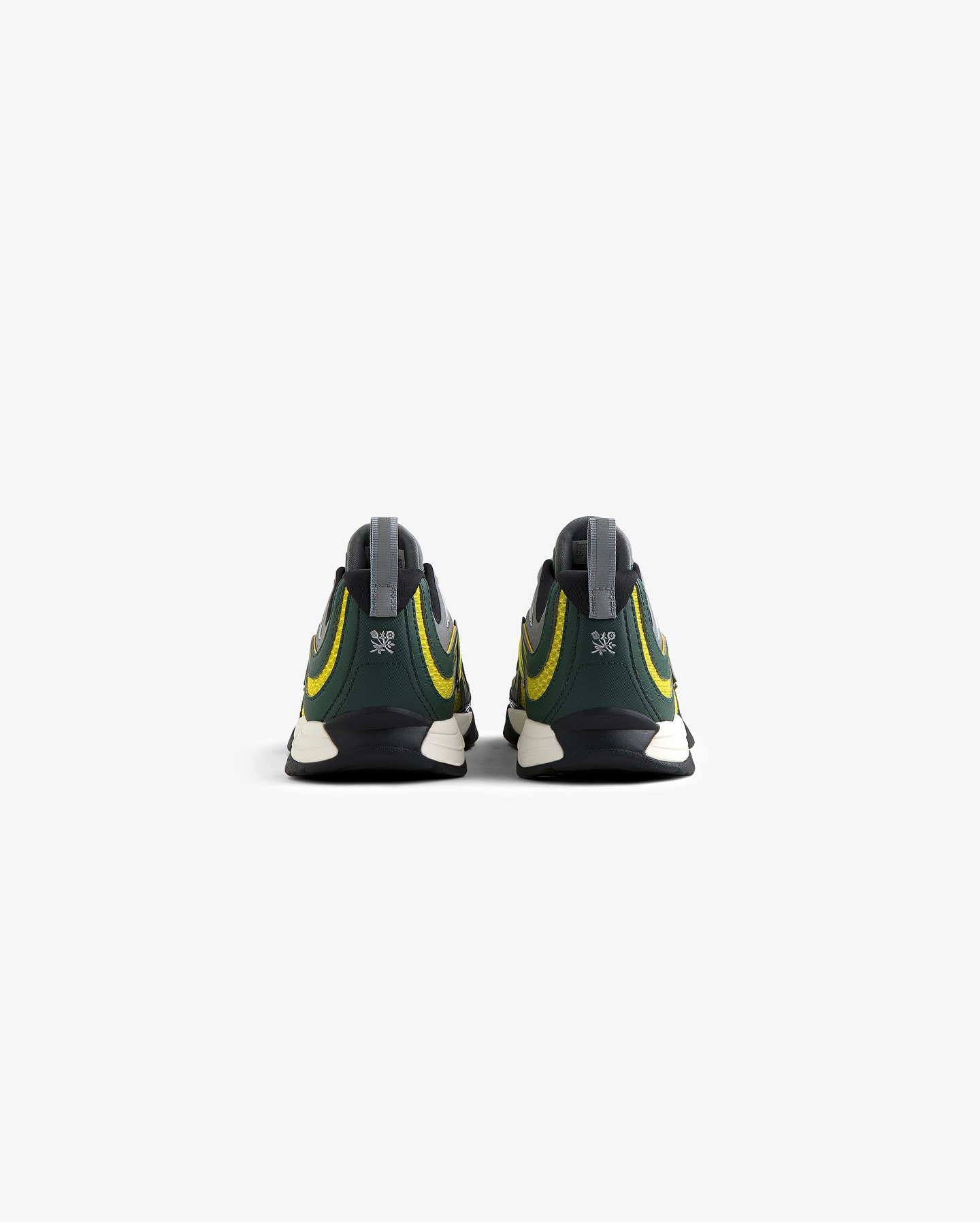 에메레온도르 x 뉴발란스 RC56 출시👟

에메레온도르와 뉴발란스가 다시 손을 잡고 2000년대 초반 크로스컨트리 러닝화를 현대적으로 재해석한 RC56 컬렉션을 출시합니다.

총 세 가지 컬러로 네이비, 페이스틴, 네온/그레이 색상으로 구성되어 있으며 모두 메시와 천공 가죽, 그리고 합성소재 디테일이 혼합된 디자인이 특징입니다.

5월 22일 오후 12시 59분까지 aimeleondore.com 에서 응모 가능합니다. 이미지6