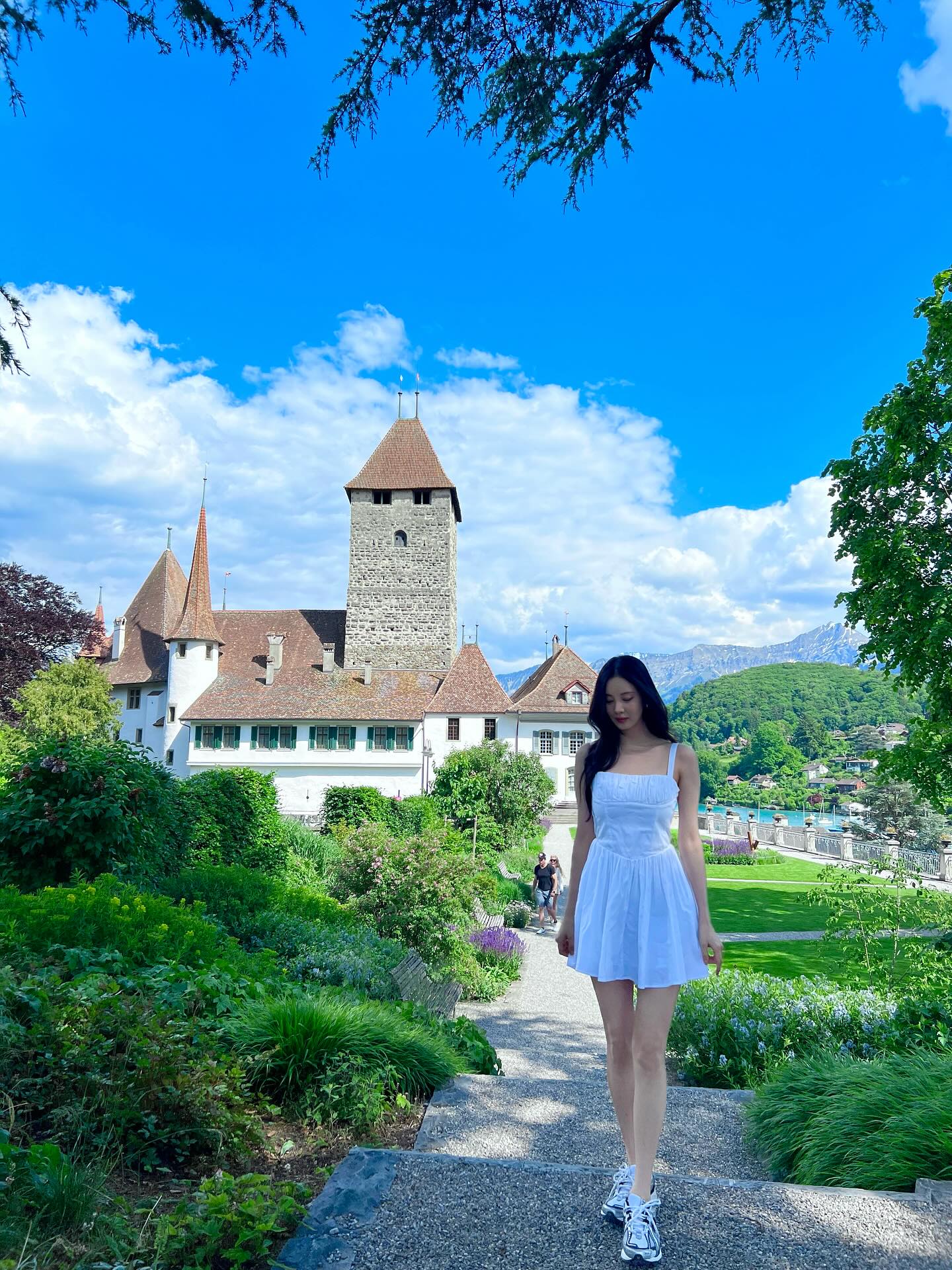 서현표 청순코디 보고가세요💙🤍
흰색 미니원피스와 운동화로 완성한 알프스 감성 청순룩

서현이 스위스에서 순백의 매력을 담은 청순한 여름 스타일링을 선보였습니다.

서현은 자라(ZARA)의 볼륨감 있는 화이트 미니 원피스를 착용해 자연과 하나 된 듯한 청초한 분위기를 연출했습니다. 허리 라인을 강조한 실루엣과 스모크 디테일이 어우러져 로맨틱하면서도 소녀스러운 무드를 자아냅니다.

특히 뉴발란스(New Balance) 1906 스니커즈와의 믹스 매치는 스타일과 실용성을 동시에 잡은 포인트였습니다. 캐주얼한 스니커즈가 화이트 드레스의 여성스러움을 적절히 눌러주며, 여행지에서도 편안하게 움직일 수 있는 실용적인 스타일링으로 완성됐습니다. 이미지2