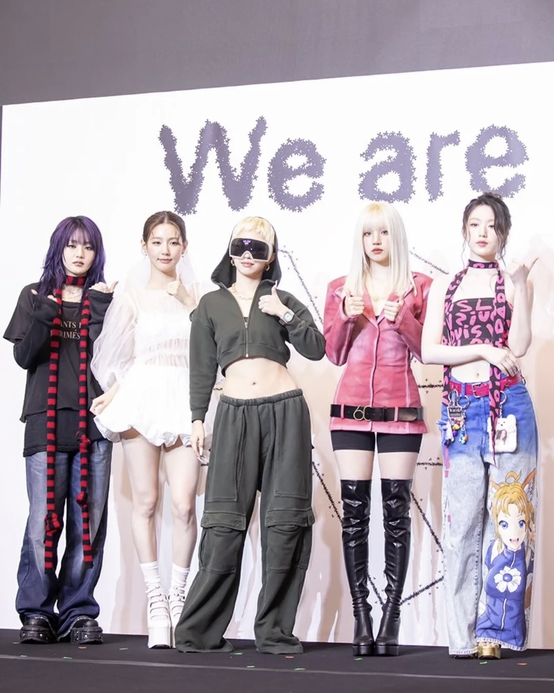 슈화의 대체불가 패션감각🐰💝
화제가 되고 있는 애니메이션 바지👖🎀이건 또 뭐지??

슈화가 착용한 애니메이션 팬츠가 주목받고 있습니다. 

아이들 슈화가 기자간담회와 ‘굿 띵(Good Thing)’ 뮤직비디오에서 착용한 팬츠가 화제를 모으며 개성 있는 스타일링으로 눈길을 끌고 있습니다.

해당 팬츠는 일본 브랜드 더블렛(Doublet)의 제품으로, 그라데이션 워싱과 일러스트, 로고 패치가 더해져 독특한 감성을 드러냅니다.

슈화는 애니메이션 그래픽이 프린트된 블루진에 루이비통 튜브탑을 매치해 키치하고 도발적인 무드의 패션을 완성했습니다. 이미지5