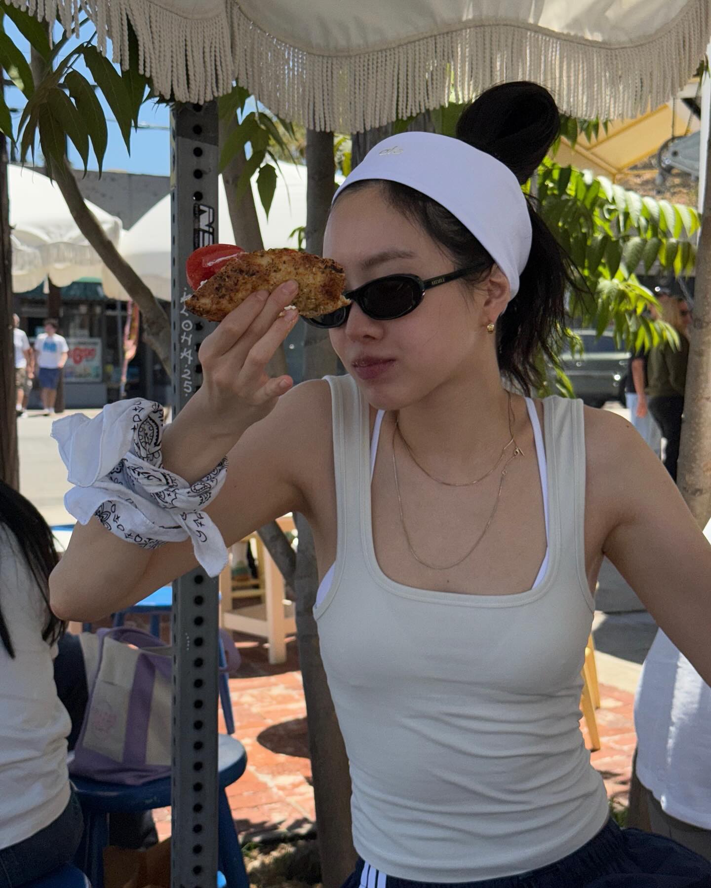 본새나는 손나은의 애슬레저룩✨
평소 편안하면서도 감각적인 스타일링을 선보이는 손나은. 특히 다양한 액세서리를 활용해, 애슬레저룩에 세련된 ‘한 끗 차이’를 더해주는데요.
첫 번째 포인트는 레깅스, 바이커 쇼츠, 트레이닝 팬츠 등 운동복을 믹스매치한 룩입니다. 실용적이면서도 바디라인이 돋보이는 스타일로, 손나은만의 감각이 잘 드러납니다.
두 번째는 액세서리의 디테일한 활용인데요. 사진 속 그녀는 헤어밴드와 선글라스는 물론, 반다나 손수건까지 다채롭게 연출합니다. 손목에 가볍게 묶거나, 자외선을 차단하기 위해 얼굴을 감싸거나, 목에 두르는 등 하나의 아이템으로 여러 스타일을 만들어내는 센스를 보여주죠.
한 가지 소품으로 다양한 무드를 완성하는 손나은의 사복 코디, 다가오는 시즌, 참고해서 스타일 지수를 업그레이드해보는 건 어떨까요?🩵 이미지7