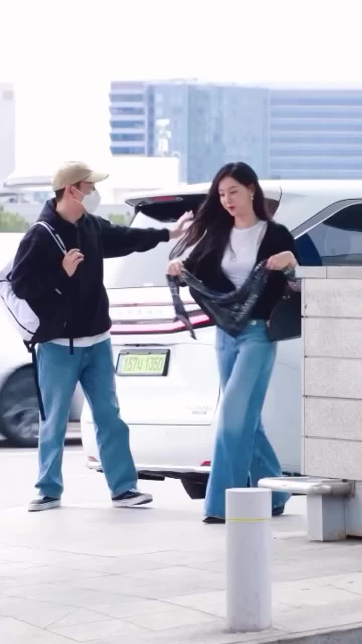 여왕님 출국길 공항패션💙🖤김지원 이미지