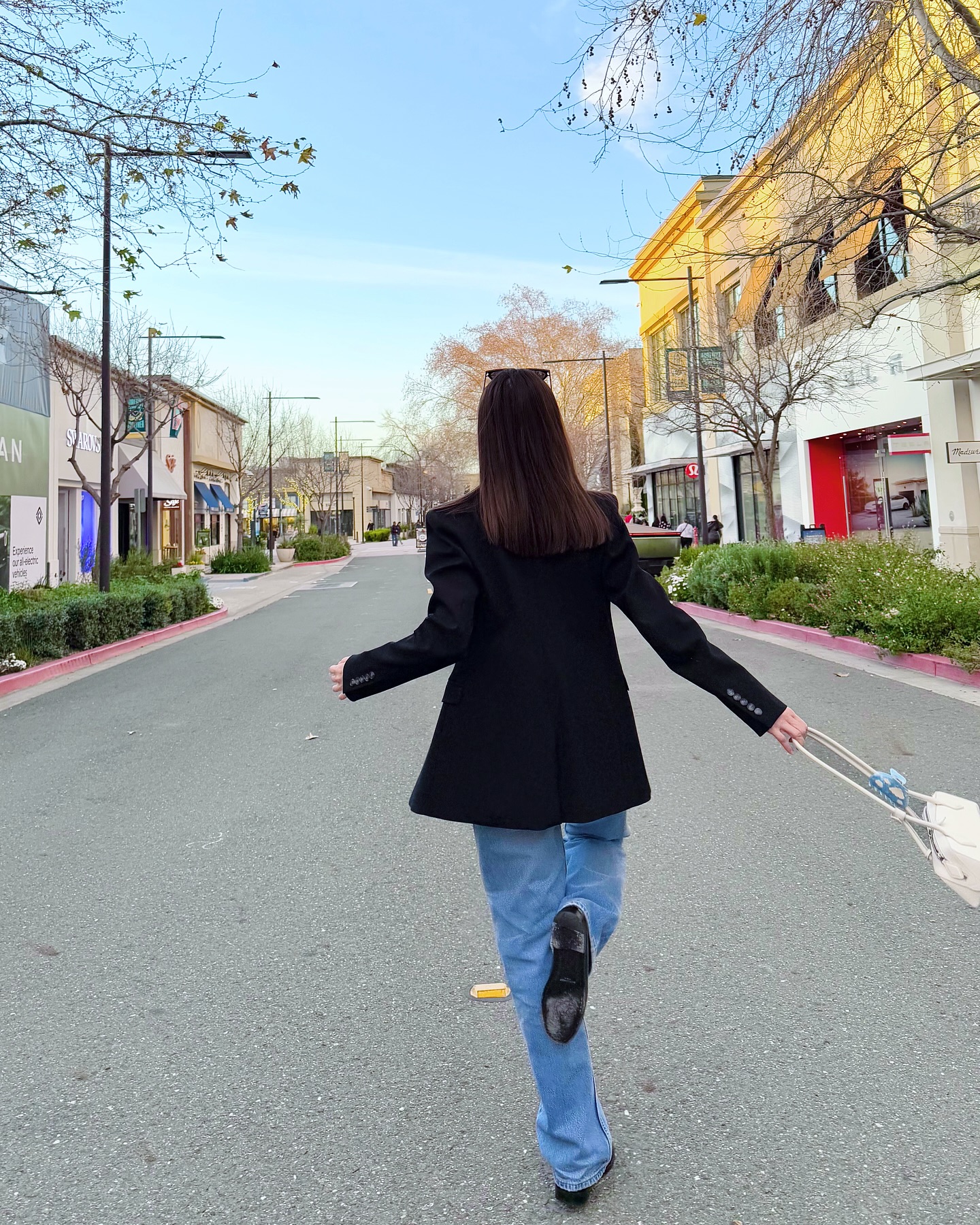 정자매 미니 숄더백 2가지🤎🤍
일상룩에서 따라하기 좋은 미니백 스타일링👜언니 정보 뭐에요?!

정자매가 참고하기 좋은 미니 숄더백 스타일링을 소개합니다.

1. 크리스탈, 랄프 카프스킨 스몰 숄더백
2025 스프링 컬렉션에서 첫선을 보인 랄프 로렌의 미니백은 송아지 가죽과 메탈 플레이트, 조절형 탭 등 섬세한 디테일이 돋보입니다. 크리스탈은 이 정제된 백을 블랙 가죽 재킷과 매치해 도시적인 무드를 연출하며, 간결하면서도 강렬한 봄날의 스타일을 완성합니다.

2. 제시카, 알라이아 르 테켈 스몰 백
알라이아의 ‘르 테켈 백’은 시그니처 롱 핸들과 더블 지퍼, 거울 디테일이 더해진 스몰 보스턴백으로, 긴 실루엣이 우아함을 더합니다. 제시카는 이 백을 그레이 가디건과 데님, 블랙 재킷에 매치해 부드럽고 단정한 간절기 무드를 자연스럽게 표현했습니다. 이미지7