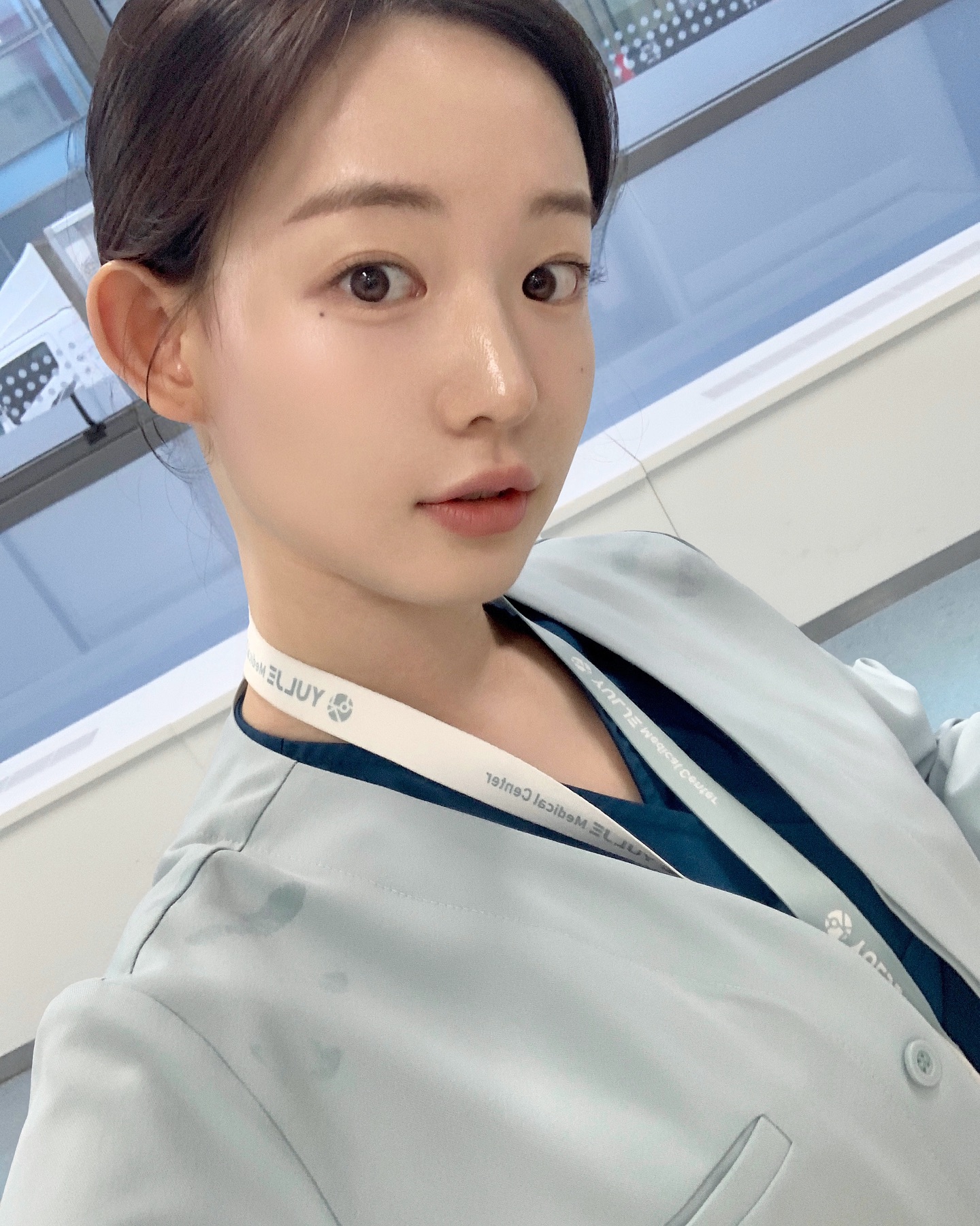 한국판 아오이유우 여기 다 모였다

최근 '언젠가는 슬기로울 전공의생활'에 깜짝 출연한 최윤지, 이찬혁과의 열애설로 주목받은 하지수. 두 배우 모두 빈티지한 매력으로 주목받는 프롬비기닝 모델이라는 거, 알고 있었나요?

특유의 복숭아같은 청순한 비주얼에 세련된 레이어드 룩까지 더해져, 이들의 데일리룩은 코디 참고용으로도 손색없는데요.

슬라이드를 넘겨 두 사람의 스타일을 함께 감상해보세요💕 이미지