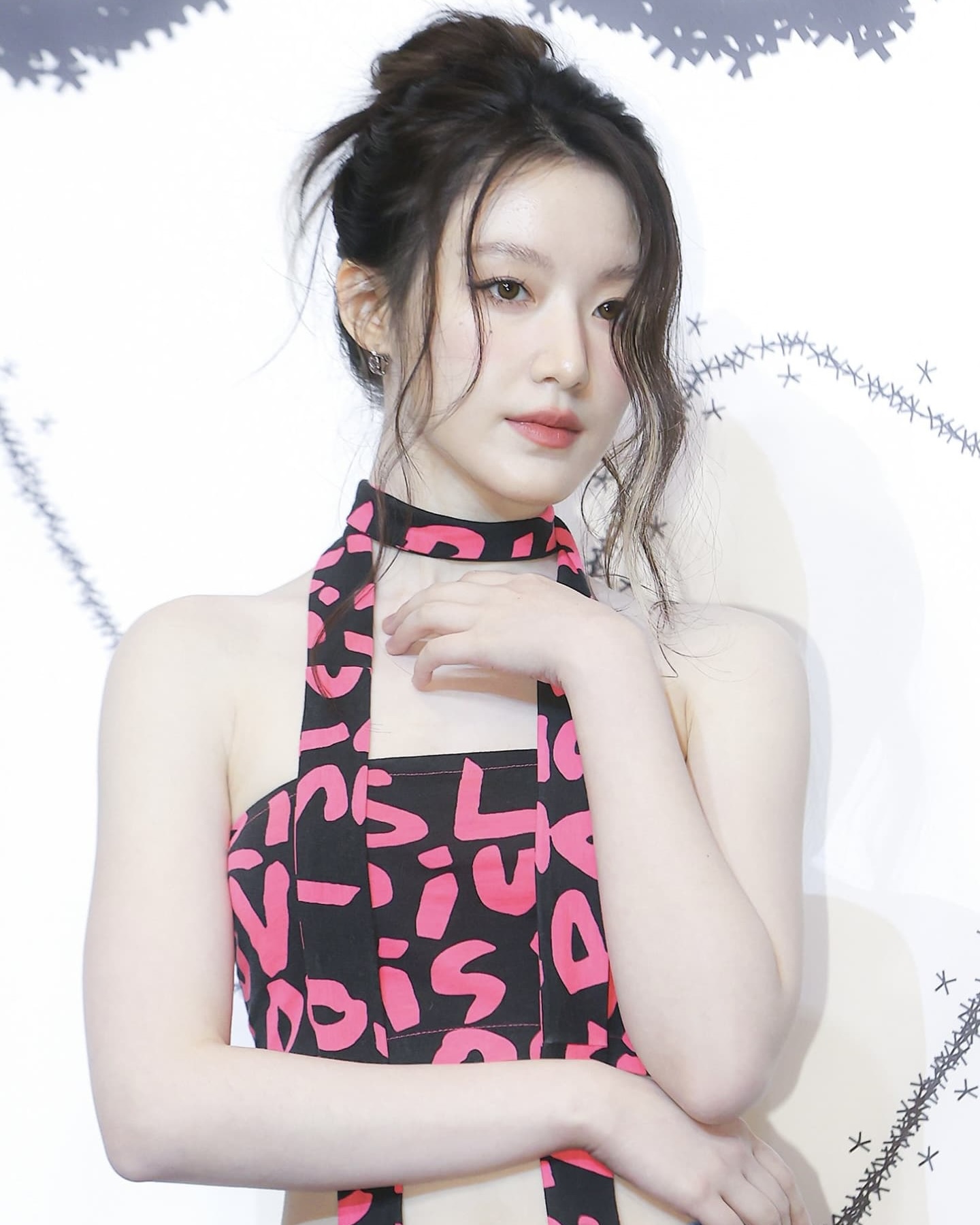 슈화의 대체불가 패션감각🐰💝
화제가 되고 있는 애니메이션 바지👖🎀이건 또 뭐지??

슈화가 착용한 애니메이션 팬츠가 주목받고 있습니다. 

아이들 슈화가 기자간담회와 ‘굿 띵(Good Thing)’ 뮤직비디오에서 착용한 팬츠가 화제를 모으며 개성 있는 스타일링으로 눈길을 끌고 있습니다.

해당 팬츠는 일본 브랜드 더블렛(Doublet)의 제품으로, 그라데이션 워싱과 일러스트, 로고 패치가 더해져 독특한 감성을 드러냅니다.

슈화는 애니메이션 그래픽이 프린트된 블루진에 루이비통 튜브탑을 매치해 키치하고 도발적인 무드의 패션을 완성했습니다. 이미지3