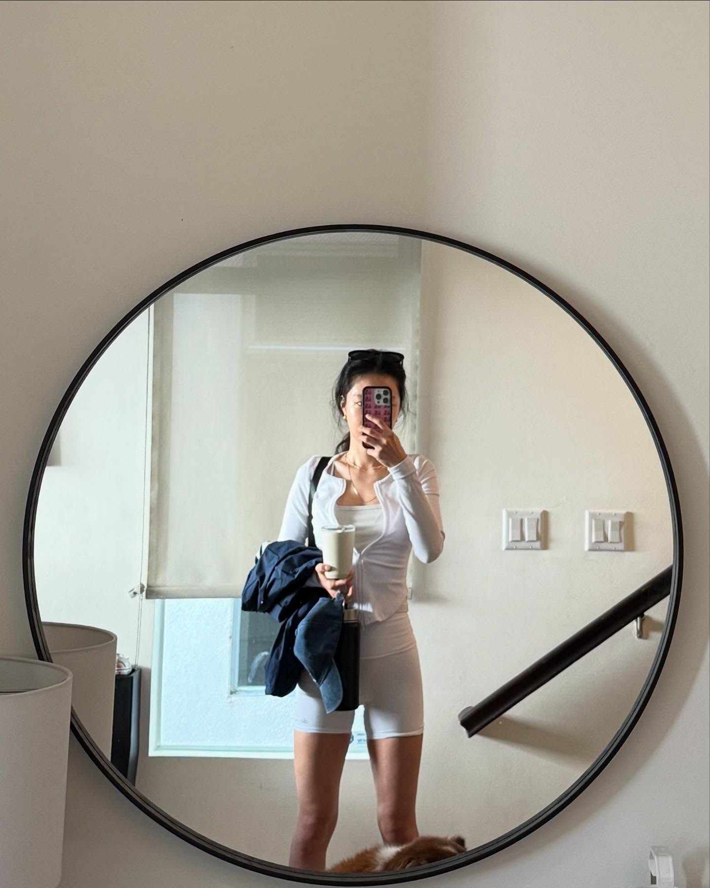 본새나는 손나은의 애슬레저룩✨
평소 편안하면서도 감각적인 스타일링을 선보이는 손나은. 특히 다양한 액세서리를 활용해, 애슬레저룩에 세련된 ‘한 끗 차이’를 더해주는데요.
첫 번째 포인트는 레깅스, 바이커 쇼츠, 트레이닝 팬츠 등 운동복을 믹스매치한 룩입니다. 실용적이면서도 바디라인이 돋보이는 스타일로, 손나은만의 감각이 잘 드러납니다.
두 번째는 액세서리의 디테일한 활용인데요. 사진 속 그녀는 헤어밴드와 선글라스는 물론, 반다나 손수건까지 다채롭게 연출합니다. 손목에 가볍게 묶거나, 자외선을 차단하기 위해 얼굴을 감싸거나, 목에 두르는 등 하나의 아이템으로 여러 스타일을 만들어내는 센스를 보여주죠.
한 가지 소품으로 다양한 무드를 완성하는 손나은의 사복 코디, 다가오는 시즌, 참고해서 스타일 지수를 업그레이드해보는 건 어떨까요?🩵 이미지5