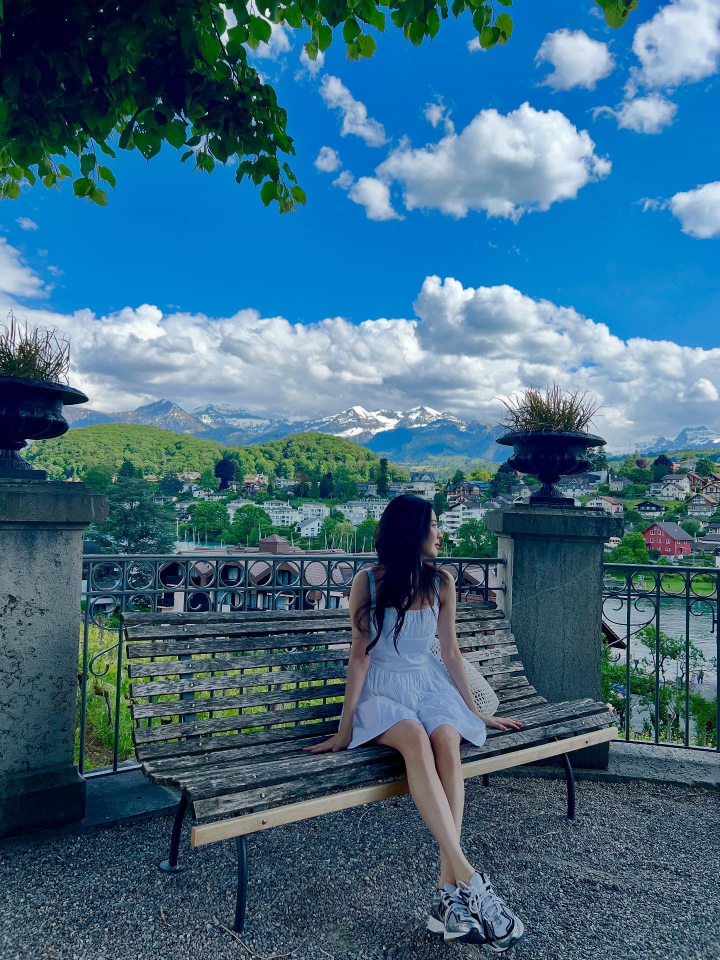 서현표 청순코디 보고가세요💙🤍
흰색 미니원피스와 운동화로 완성한 알프스 감성 청순룩

서현이 스위스에서 순백의 매력을 담은 청순한 여름 스타일링을 선보였습니다.

서현은 자라(ZARA)의 볼륨감 있는 화이트 미니 원피스를 착용해 자연과 하나 된 듯한 청초한 분위기를 연출했습니다. 허리 라인을 강조한 실루엣과 스모크 디테일이 어우러져 로맨틱하면서도 소녀스러운 무드를 자아냅니다.

특히 뉴발란스(New Balance) 1906 스니커즈와의 믹스 매치는 스타일과 실용성을 동시에 잡은 포인트였습니다. 캐주얼한 스니커즈가 화이트 드레스의 여성스러움을 적절히 눌러주며, 여행지에서도 편안하게 움직일 수 있는 실용적인 스타일링으로 완성됐습니다. 이미지3