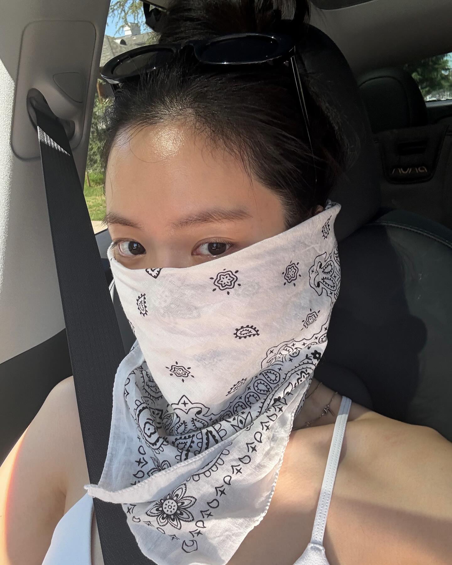 본새나는 손나은의 애슬레저룩✨
평소 편안하면서도 감각적인 스타일링을 선보이는 손나은. 특히 다양한 액세서리를 활용해, 애슬레저룩에 세련된 ‘한 끗 차이’를 더해주는데요.
첫 번째 포인트는 레깅스, 바이커 쇼츠, 트레이닝 팬츠 등 운동복을 믹스매치한 룩입니다. 실용적이면서도 바디라인이 돋보이는 스타일로, 손나은만의 감각이 잘 드러납니다.
두 번째는 액세서리의 디테일한 활용인데요. 사진 속 그녀는 헤어밴드와 선글라스는 물론, 반다나 손수건까지 다채롭게 연출합니다. 손목에 가볍게 묶거나, 자외선을 차단하기 위해 얼굴을 감싸거나, 목에 두르는 등 하나의 아이템으로 여러 스타일을 만들어내는 센스를 보여주죠.
한 가지 소품으로 다양한 무드를 완성하는 손나은의 사복 코디, 다가오는 시즌, 참고해서 스타일 지수를 업그레이드해보는 건 어떨까요?🩵 이미지9