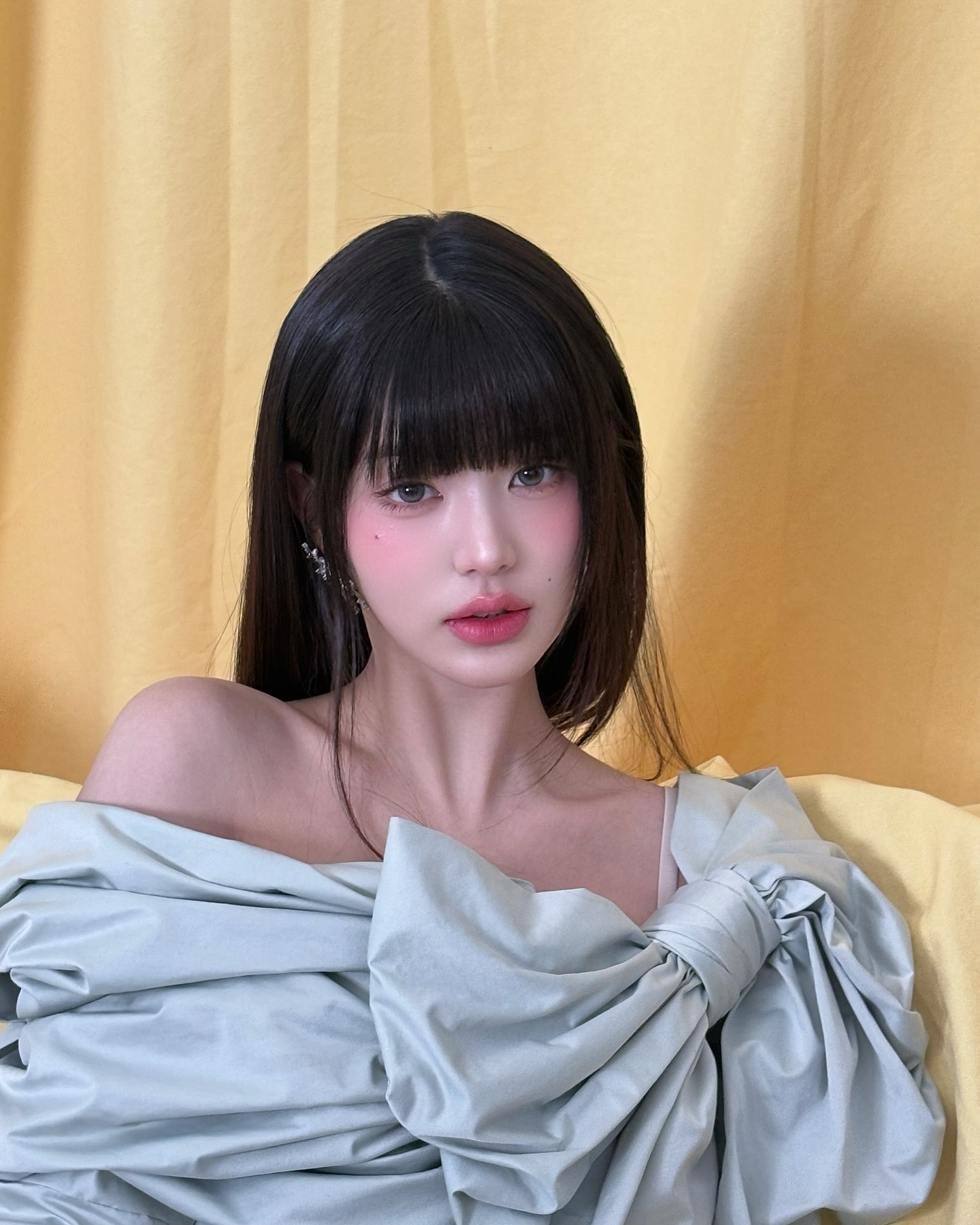 올여름, 확실한 블러셔 포인트로☀️
해외에서 먼저 주목받은 ‘Blush Blindness’ 트렌드는 블러셔를 과하게 발랐음에도 그 과함을 인지하지 못하는 상태를 뜻합니다.
진한 색조의 블러셔로 얼굴에 입체감과 사랑스러움을 더하는 이 스타일은, 이번 여름 가장 주목받는 뷰티 트렌드로 떠오를 전망입니다.
다가오는 시즌, 나에게 ‘착붙’인 블러셔 컬러를 찾아 과감한 메이크업에 도전해보세요!❤️ 이미지5