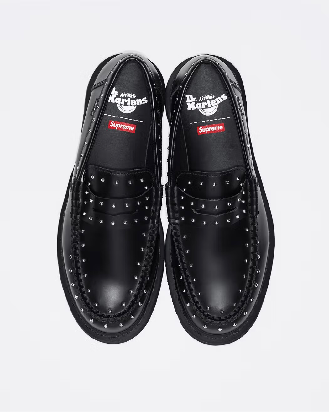 슈프림 x 닥터마틴 콜라보 출시👞

슈프림과 닥터마틴이 스터드 장식의 펜톤 로퍼로 다시 한 번 협업을 선보입니다.

 부드러운 가죽 위에 촘촘히 박힌 금속 스터드가 클래식한 로퍼를 색다르게 재해석했습니다.

컬러는 블랙, 그린, 레드 세 가지 색상으로 슈프림 로고가 박힌 인솔과 닥터마틴 특유의 에어웨어 쿠셔닝 솔도 그대로 유지됐습니다.

5월 24일(토)아시아 발매 예정입니다. 이미지