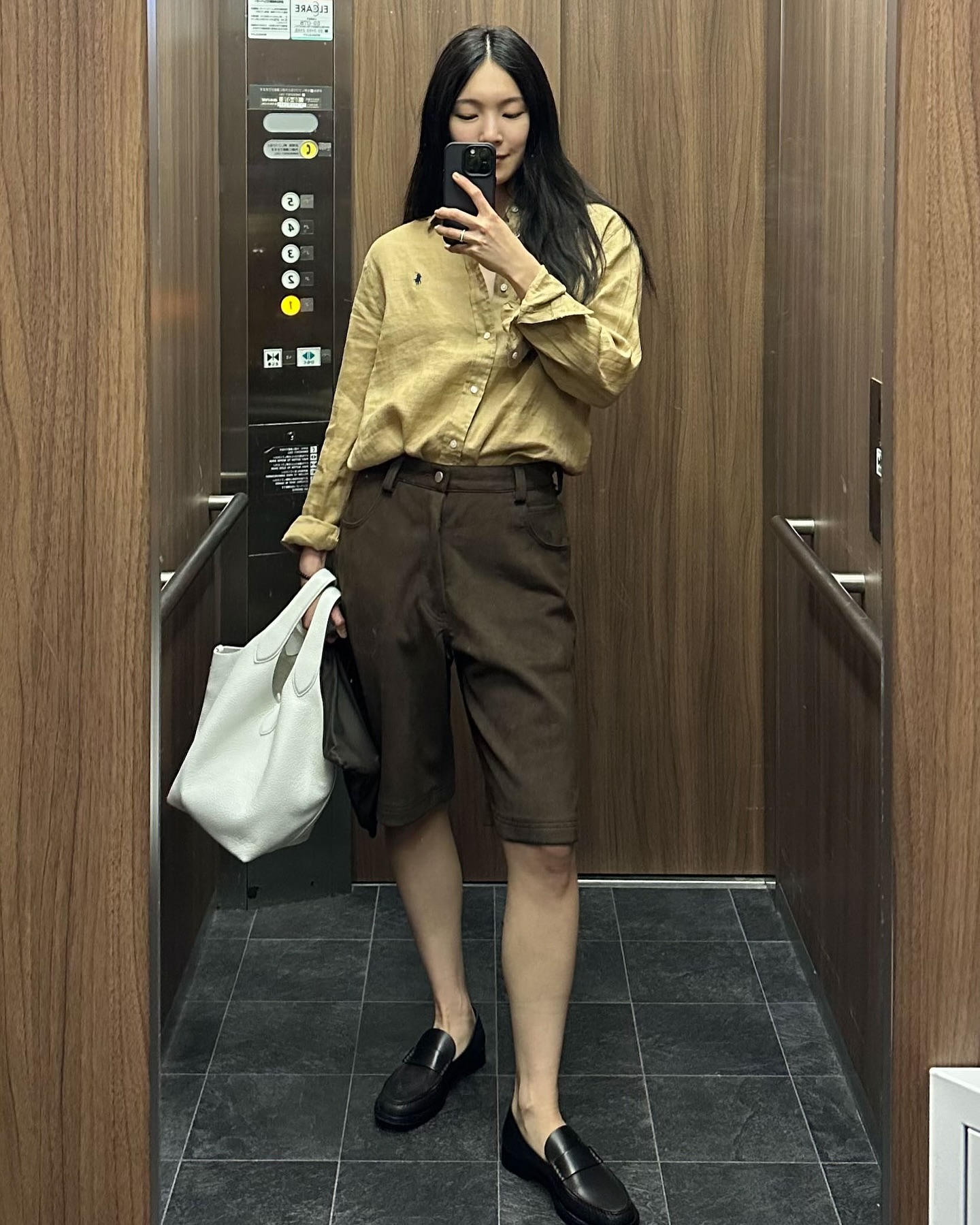 이걸 보면 바로 셔츠룩합니다🤎🤍
셔츠룩 대명사 아리하라 미유키👔🧐쿨한 클래식 셔츠 선택 2가지

1. 폴로 랄프 로렌 클래식핏 린넨 셔츠
린넨 고유의 청량한 질감을 살린 폴로 랄프 로렌 셔츠는 여유로운 핏과 결을 따라 흐르는 자연스러운 광택이 인상적입니다. 미유키는 이를 헐렁하게 걸쳐, 도시 속에서도 리조트 같은 여름을 연출했습니다.

2. TTTMSW 버튼 다운 셔츠
구조적인 무드의 TTTMSW 버튼 다운 셔츠는 남녀 모두에게 어울리는 실루엣으로 도회적인 감각을 전합니다. 미유키는 브라운 팬츠와 매치해 무심한 듯 단정한 여름의 쿨한 리듬을 완성했습니다. 이미지3