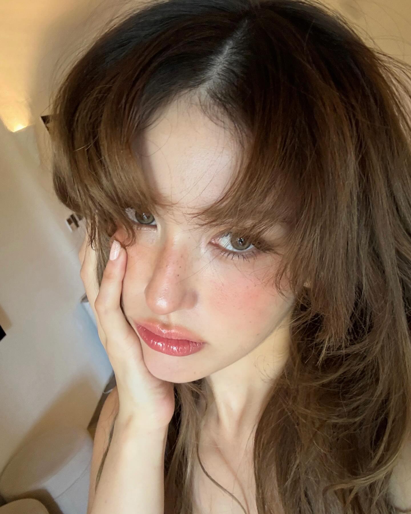 올여름, 확실한 블러셔 포인트로☀️

해외에서 먼저 주목받은 ‘Blush Blindness’ 트렌드는 블러셔를 과하게 발랐음에도 그 과함을 인지하지 못하는 상태를 뜻합니다.

진한 색조의 블러셔로 얼굴에 입체감과 사랑스러움을 더하는 이 스타일은, 이번 여름 가장 주목받는 뷰티 트렌드로 떠오를 전망입니다.

다가오는 시즌, 나에게 ‘착붙’인 블러셔 컬러를 찾아 과감한 메이크업에 도전해보세요!❤️ 이미지