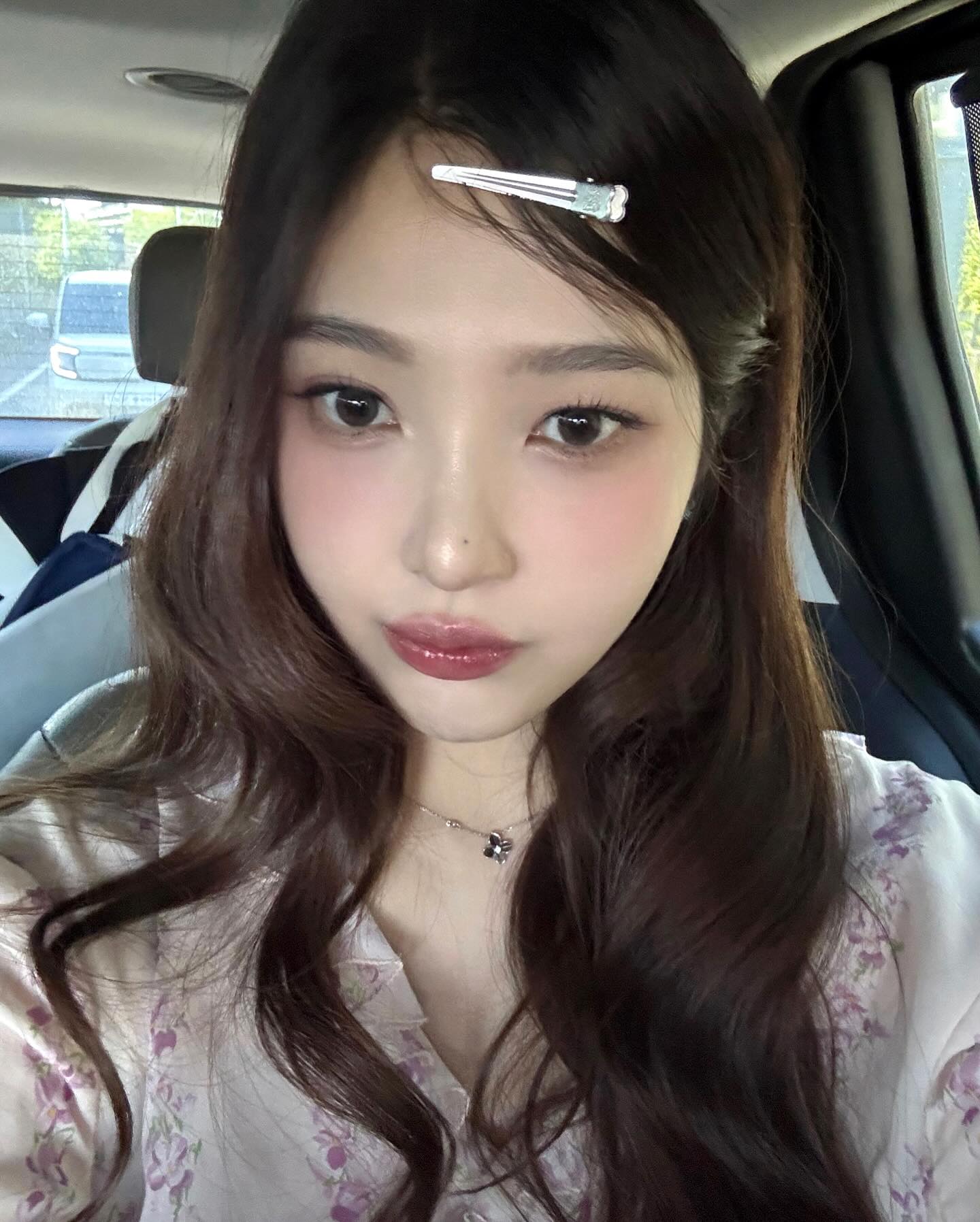 올여름, 확실한 블러셔 포인트로☀️
해외에서 먼저 주목받은 ‘Blush Blindness’ 트렌드는 블러셔를 과하게 발랐음에도 그 과함을 인지하지 못하는 상태를 뜻합니다.
진한 색조의 블러셔로 얼굴에 입체감과 사랑스러움을 더하는 이 스타일은, 이번 여름 가장 주목받는 뷰티 트렌드로 떠오를 전망입니다.
다가오는 시즌, 나에게 ‘착붙’인 블러셔 컬러를 찾아 과감한 메이크업에 도전해보세요!❤️ 이미지2