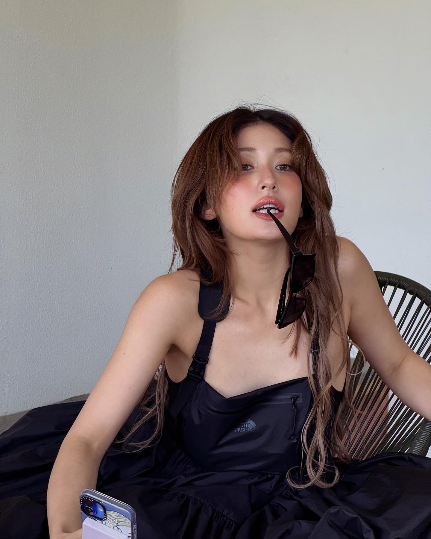 올여름, 확실한 블러셔 포인트로☀️
해외에서 먼저 주목받은 ‘Blush Blindness’ 트렌드는 블러셔를 과하게 발랐음에도 그 과함을 인지하지 못하는 상태를 뜻합니다.
진한 색조의 블러셔로 얼굴에 입체감과 사랑스러움을 더하는 이 스타일은, 이번 여름 가장 주목받는 뷰티 트렌드로 떠오를 전망입니다.
다가오는 시즌, 나에게 ‘착붙’인 블러셔 컬러를 찾아 과감한 메이크업에 도전해보세요!❤️ 이미지8