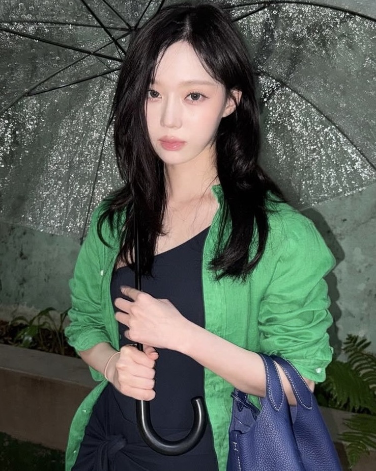 흑발 윈터가 좋다고 말해🩶🖤
탈색 윈터를 이기는 건 흑발 윈터 앤트걸🐜

매번 스타일링에 변화를 주며 새로운 얼굴을 보여주던 윈터
탈색 윈터와 흑발 윈터의 차이는 청량과 청순의 차이일 뿐 인형같은 얼굴은 그대로입니다.

다양한 스타일링을 찰떡같이 소화하는 윈터, 여러분의 취향은 어느 쪽인가요? 이미지2