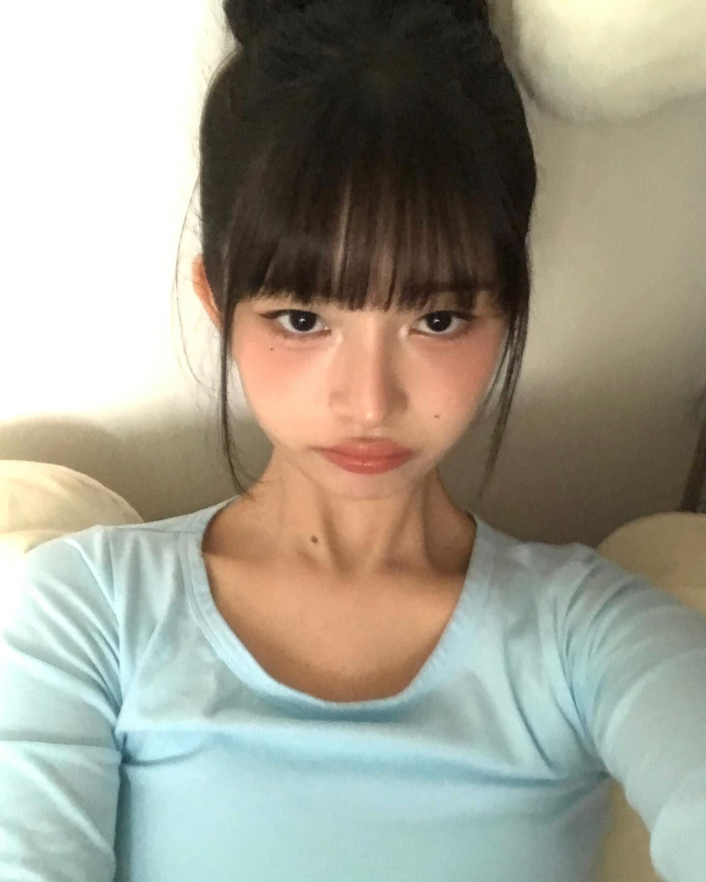 올여름, 확실한 블러셔 포인트로☀️
해외에서 먼저 주목받은 ‘Blush Blindness’ 트렌드는 블러셔를 과하게 발랐음에도 그 과함을 인지하지 못하는 상태를 뜻합니다.
진한 색조의 블러셔로 얼굴에 입체감과 사랑스러움을 더하는 이 스타일은, 이번 여름 가장 주목받는 뷰티 트렌드로 떠오를 전망입니다.
다가오는 시즌, 나에게 ‘착붙’인 블러셔 컬러를 찾아 과감한 메이크업에 도전해보세요!❤️ 이미지3