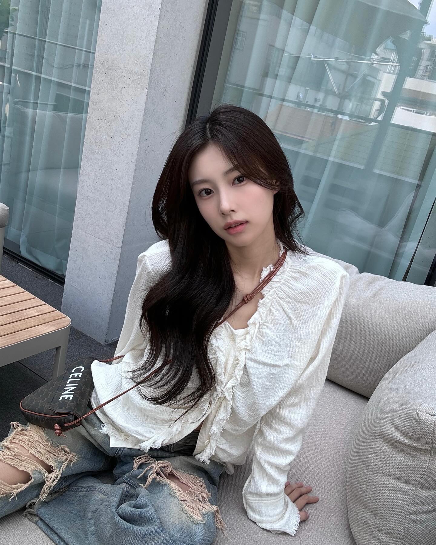 셀린느로 완성한 강혜원 스타일링💙
여유로운 일상에 셀린느 한 스푼, 따라 하고 싶은 데일리룩 참고서

강혜원의 꾸안꾸 스타일링을 완성한 2가지 셀린느 아이템을 소개합니다.

1. 셀린느 트리옹프 캔버스 트라이앵글 파우치
삼각 실루엣이 돋보이는 파우치 백으로, 셀린느 로고와 트리옹프 모노그램이 어우러진 디자인입니다. 크로스백에 프릴 디테일 블라우스와 데님 팬츠를 매치해 귀여운 무드로 연출했습니다.  

2. 셀린느 트리옹프 라인스톤 목걸이
크리스탈 장식이 더해진 제품으로, 미니멀한 룩에 포인트가 되는 액세서리입니다. 트리옹프 로고 펜던트가 중심이 되어, 강혜원의 꾸안꾸 룩에 고급스러운 무드를 더해줍니다. 이미지