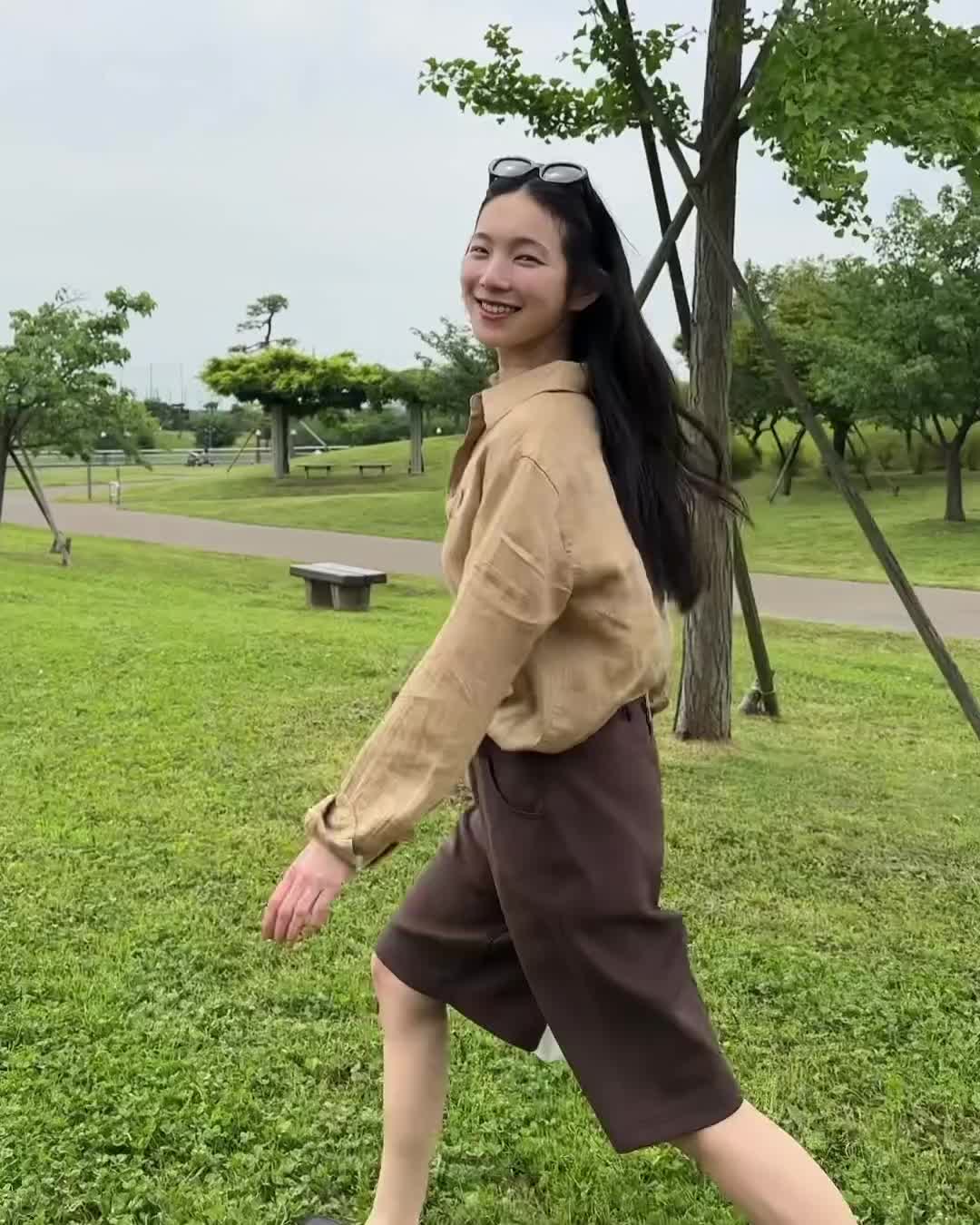 이걸 보면 바로 셔츠룩합니다🤎🤍
셔츠룩 대명사 아리하라 미유키👔🧐쿨한 클래식 셔츠 선택 2가지

1. 폴로 랄프 로렌 클래식핏 린넨 셔츠
린넨 고유의 청량한 질감을 살린 폴로 랄프 로렌 셔츠는 여유로운 핏과 결을 따라 흐르는 자연스러운 광택이 인상적입니다. 미유키는 이를 헐렁하게 걸쳐, 도시 속에서도 리조트 같은 여름을 연출했습니다.

2. TTTMSW 버튼 다운 셔츠
구조적인 무드의 TTTMSW 버튼 다운 셔츠는 남녀 모두에게 어울리는 실루엣으로 도회적인 감각을 전합니다. 미유키는 브라운 팬츠와 매치해 무심한 듯 단정한 여름의 쿨한 리듬을 완성했습니다. 이미지