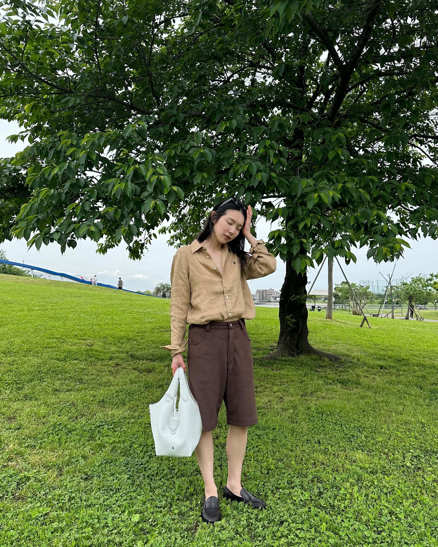 이걸 보면 바로 셔츠룩합니다🤎🤍
셔츠룩 대명사 아리하라 미유키👔🧐쿨한 클래식 셔츠 선택 2가지

1. 폴로 랄프 로렌 클래식핏 린넨 셔츠
린넨 고유의 청량한 질감을 살린 폴로 랄프 로렌 셔츠는 여유로운 핏과 결을 따라 흐르는 자연스러운 광택이 인상적입니다. 미유키는 이를 헐렁하게 걸쳐, 도시 속에서도 리조트 같은 여름을 연출했습니다.

2. TTTMSW 버튼 다운 셔츠
구조적인 무드의 TTTMSW 버튼 다운 셔츠는 남녀 모두에게 어울리는 실루엣으로 도회적인 감각을 전합니다. 미유키는 브라운 팬츠와 매치해 무심한 듯 단정한 여름의 쿨한 리듬을 완성했습니다. 이미지5