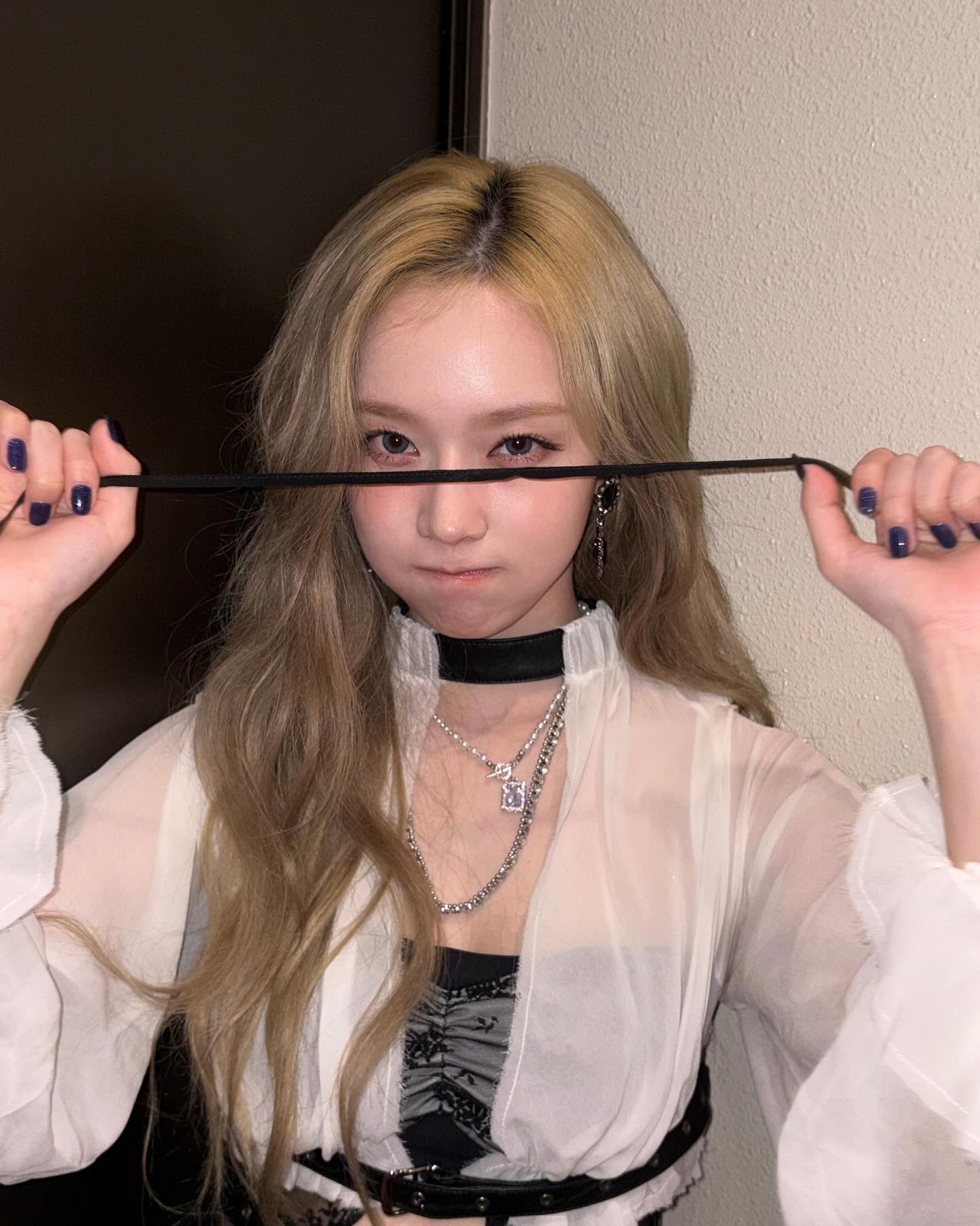흑발 윈터가 좋다고 말해🩶🖤
탈색 윈터를 이기는 건 흑발 윈터 앤트걸🐜

매번 스타일링에 변화를 주며 새로운 얼굴을 보여주던 윈터
탈색 윈터와 흑발 윈터의 차이는 청량과 청순의 차이일 뿐 인형같은 얼굴은 그대로입니다.

다양한 스타일링을 찰떡같이 소화하는 윈터, 여러분의 취향은 어느 쪽인가요? 이미지7